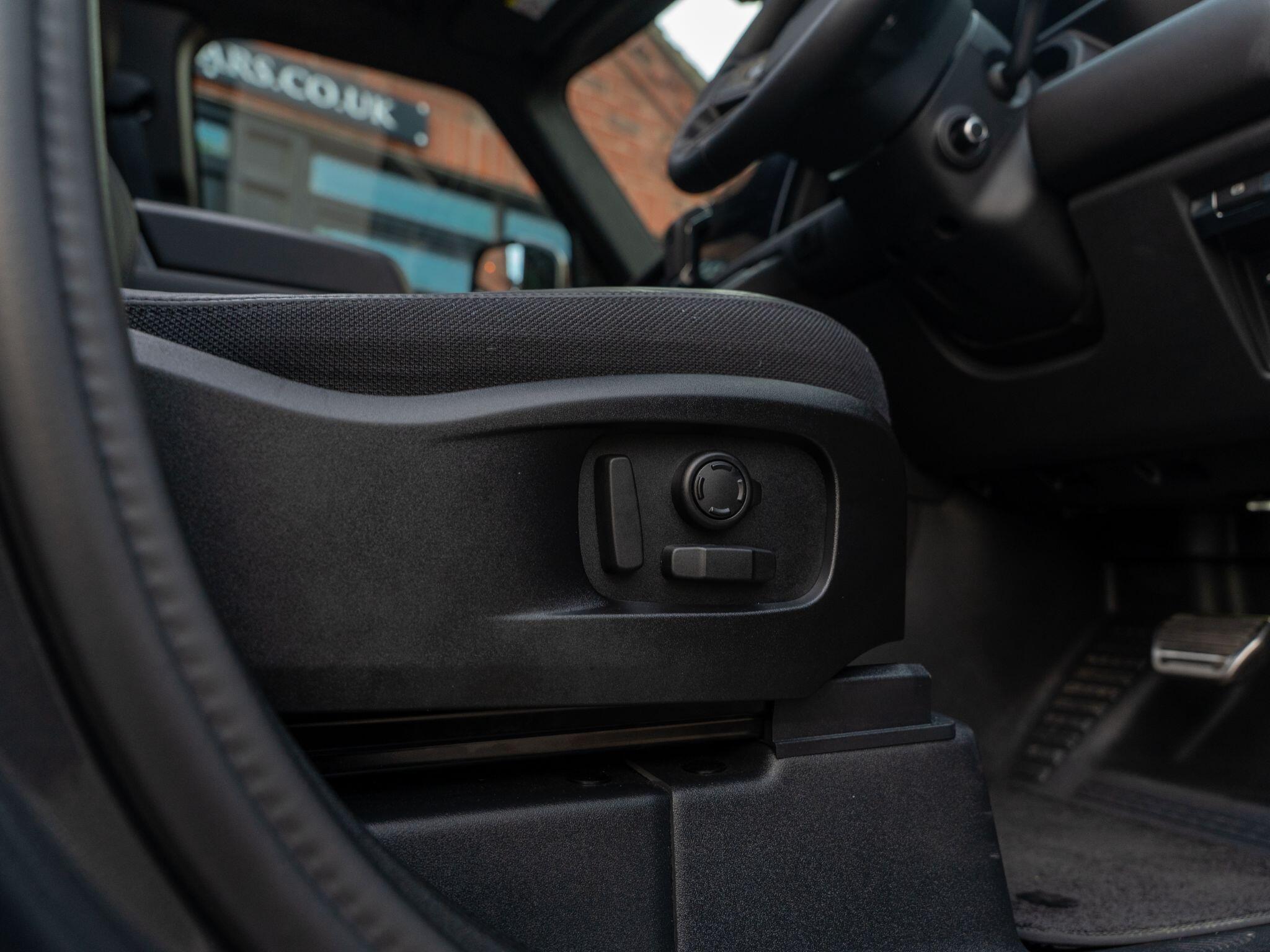 Land Rover Defender 110 view 52