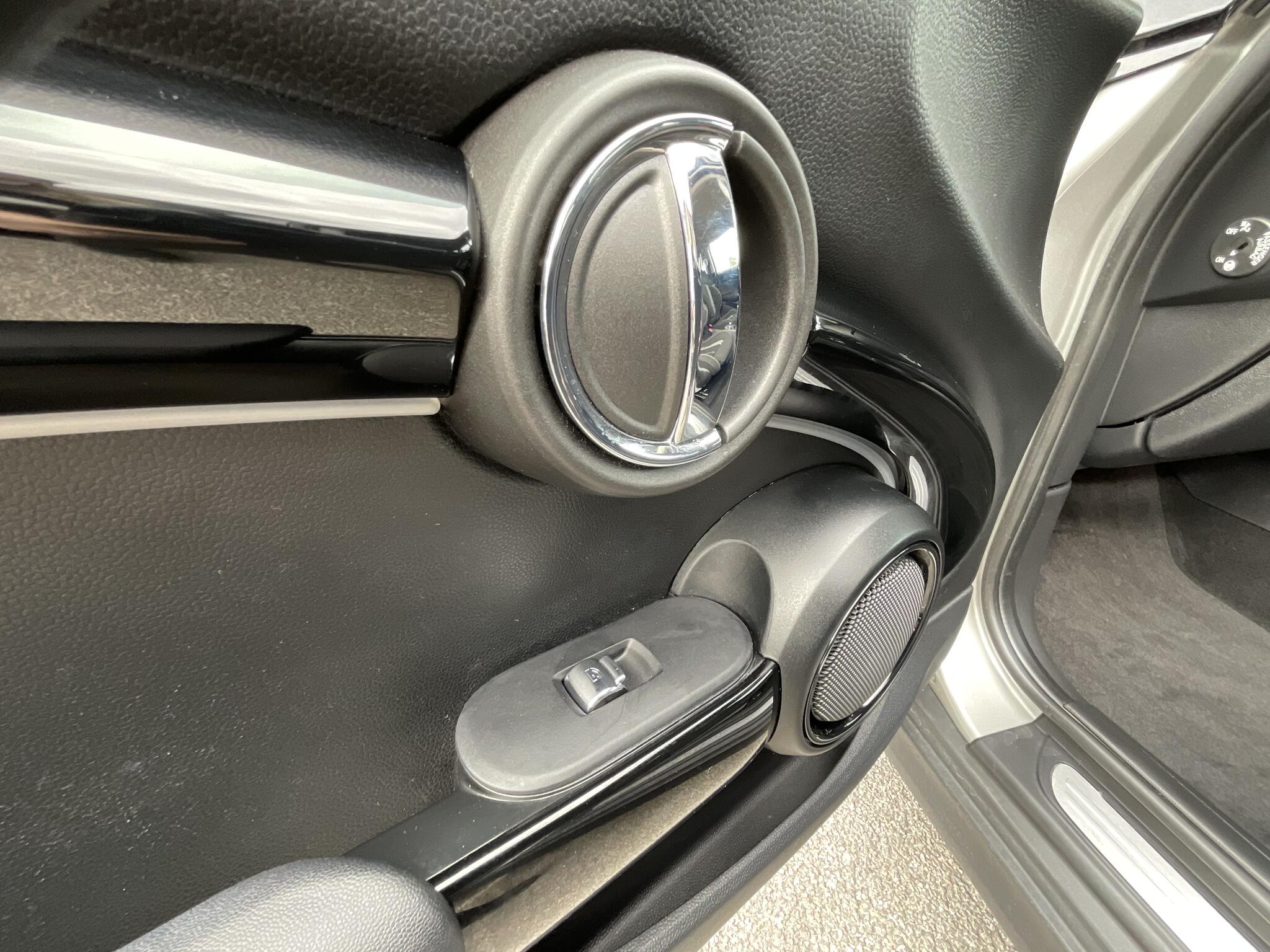 Mini Hatch view 18