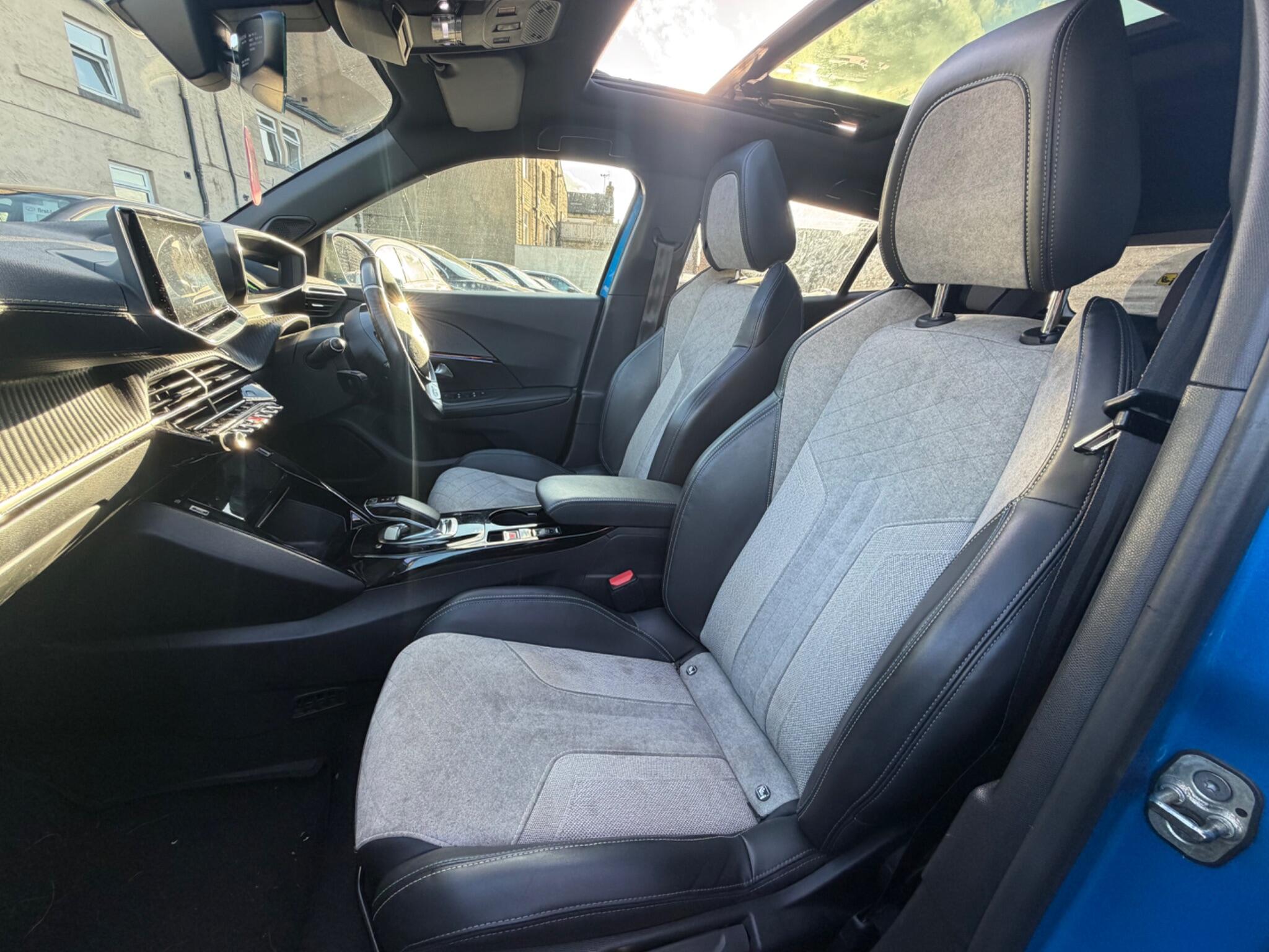 Peugeot e-2008 view 14