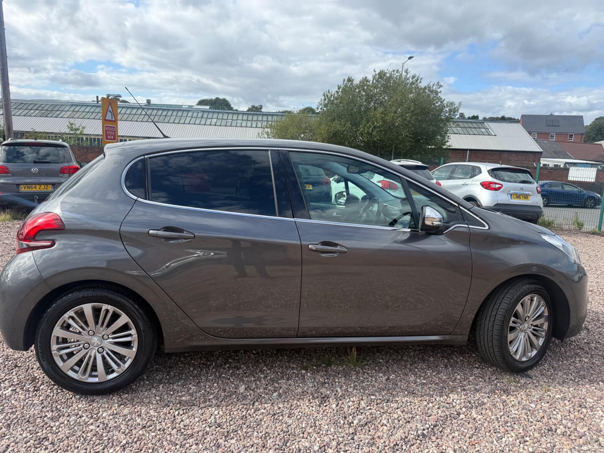Peugeot 208 view 8
