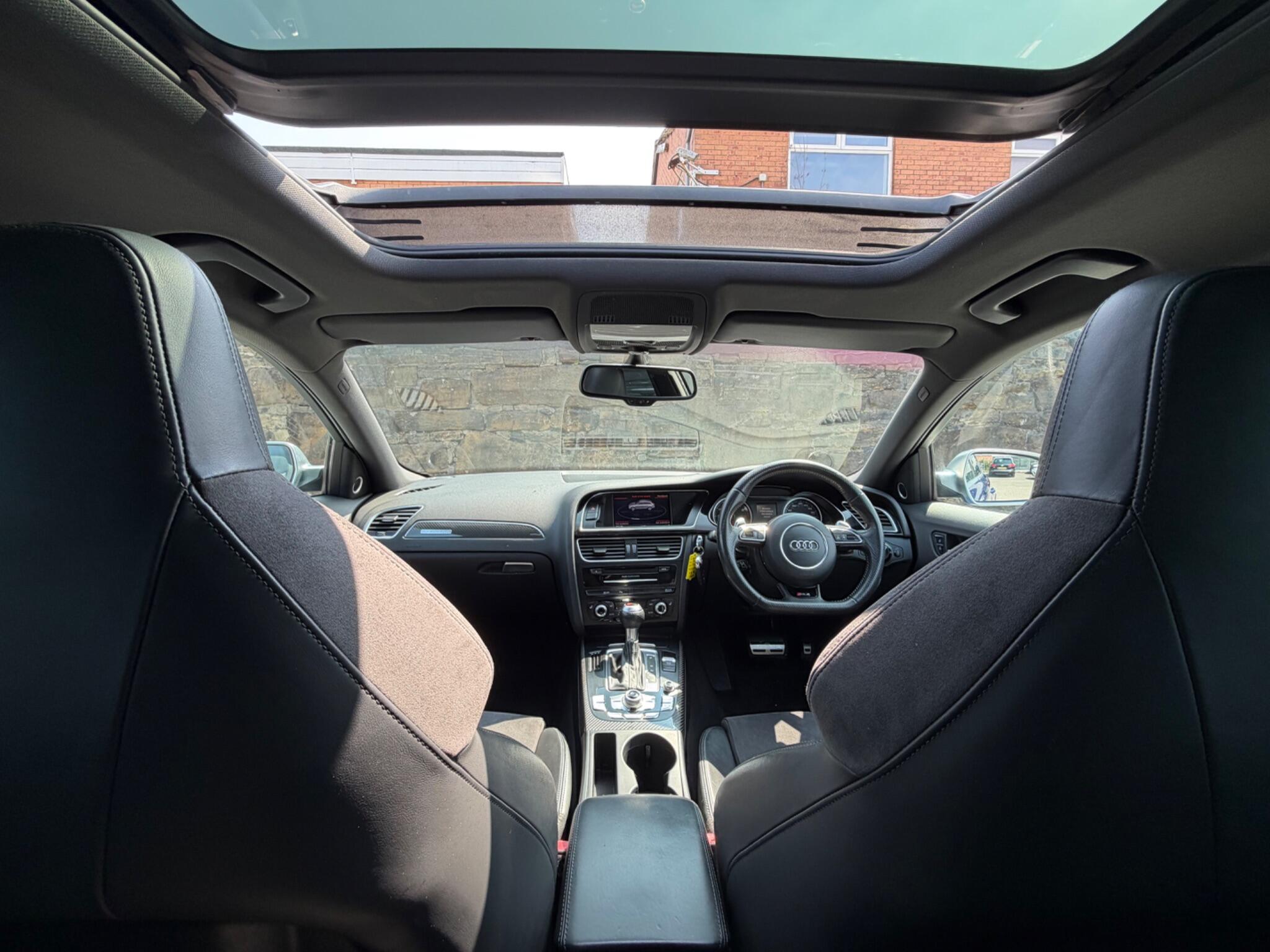 Audi RS4 view 11
