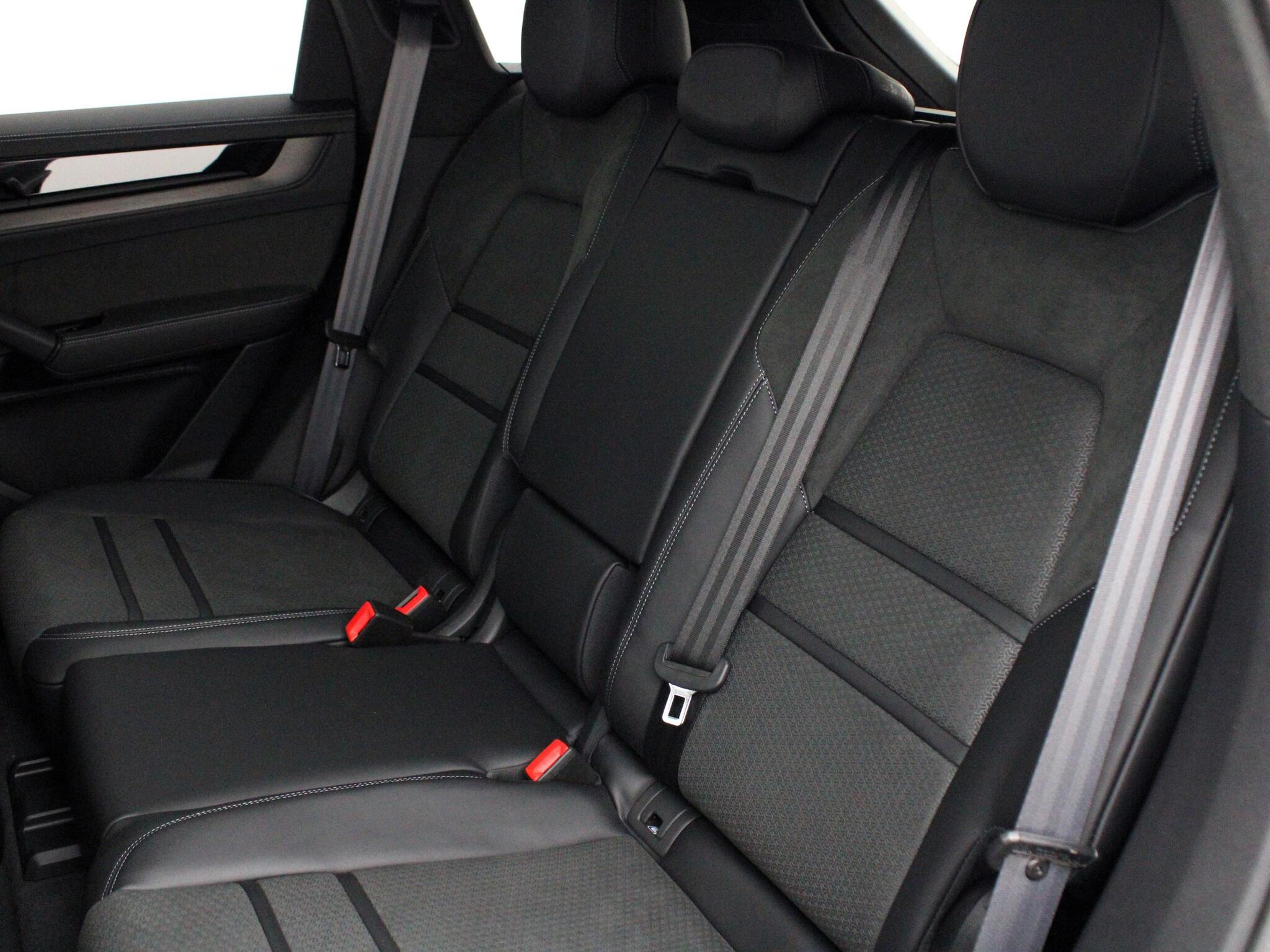 Porsche Cayenne view 31