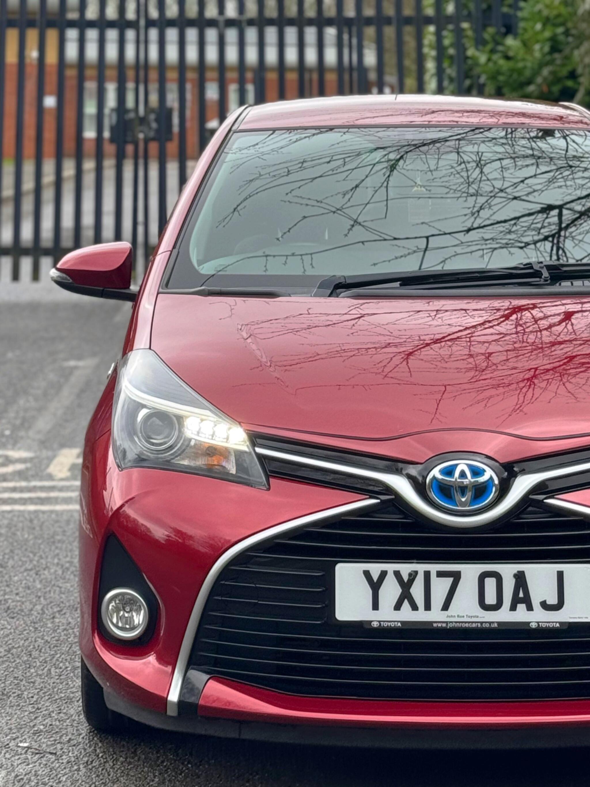 2017 Toyota Yaris 1.5 VVT-h Excel E-CVT Euro 6 (s/s) 5dr (15in Alloy) image 15