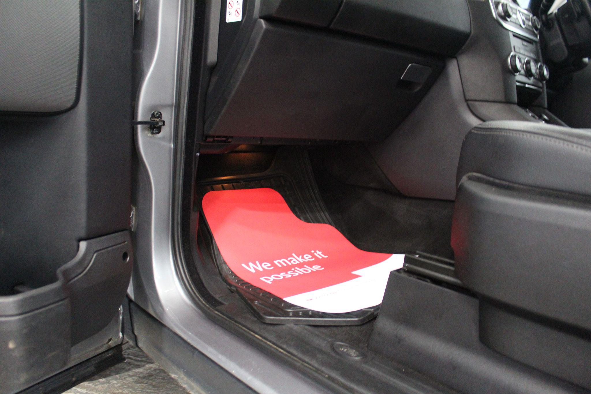 Land Rover Discovery view 35