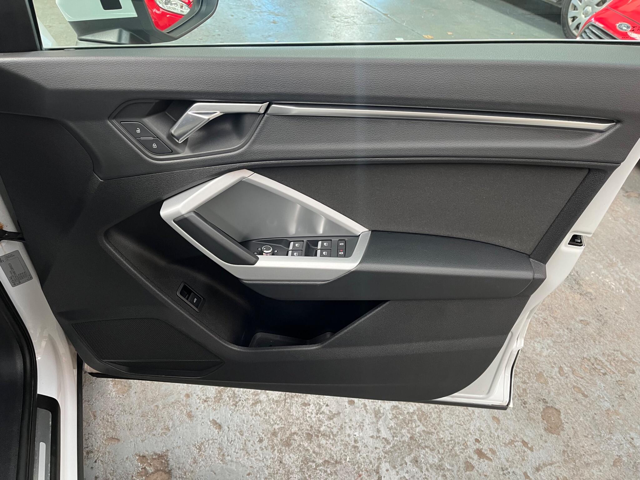Audi Q3 view 31