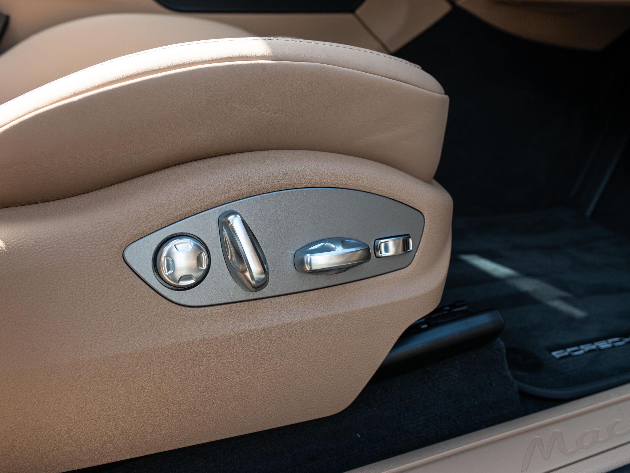 Porsche Macan view 24