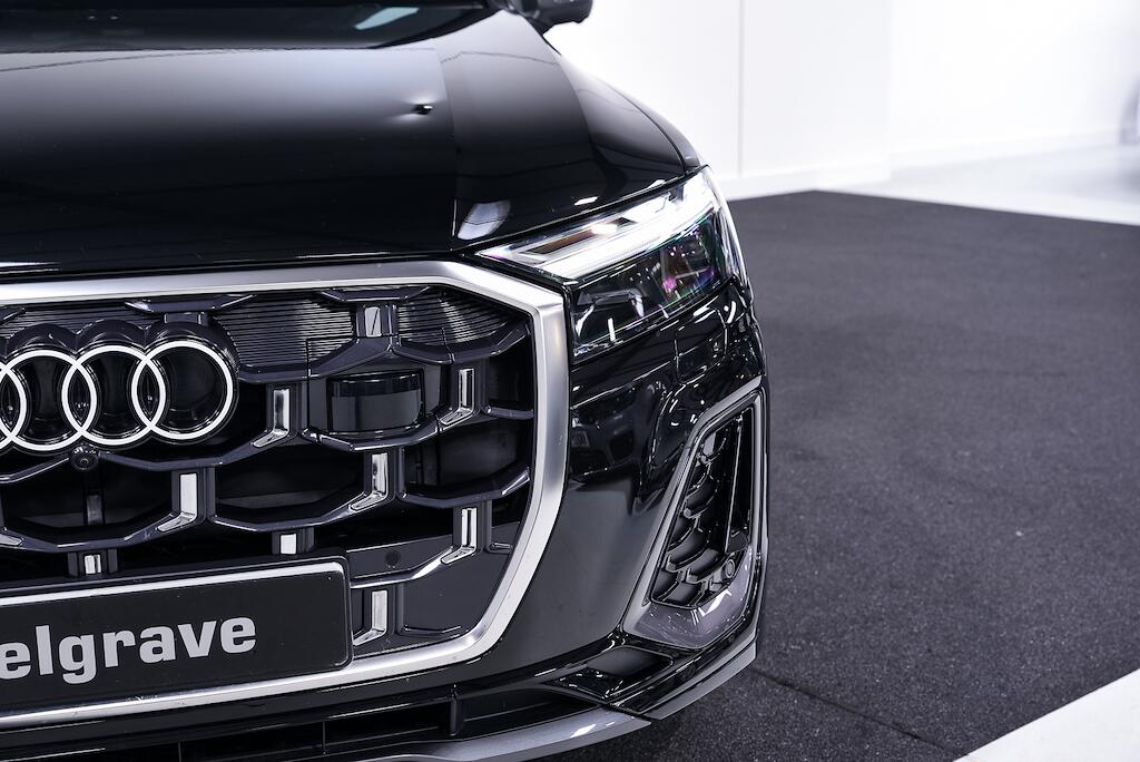 Audi Q7 view 8