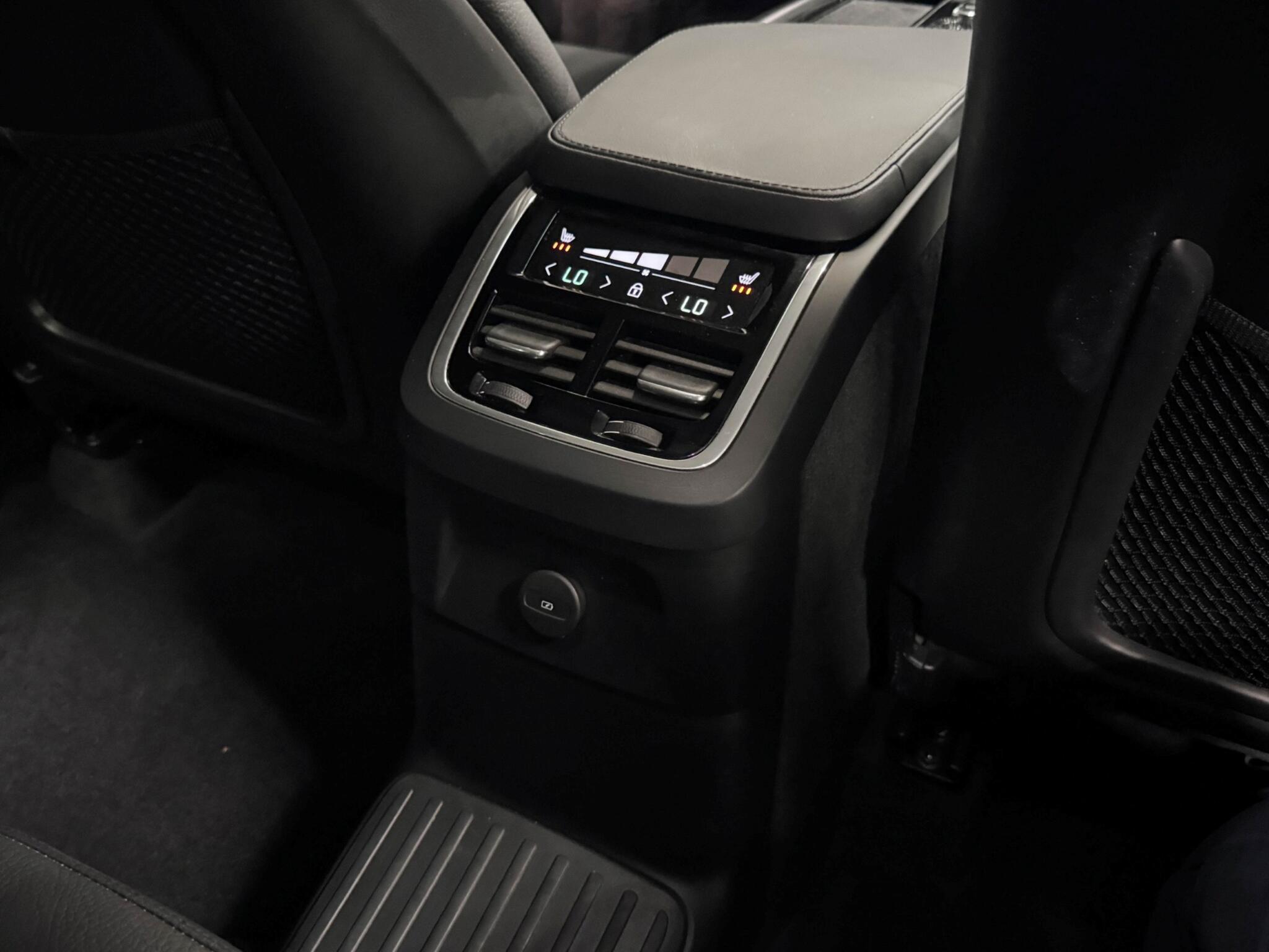 Volvo XC90 view 30