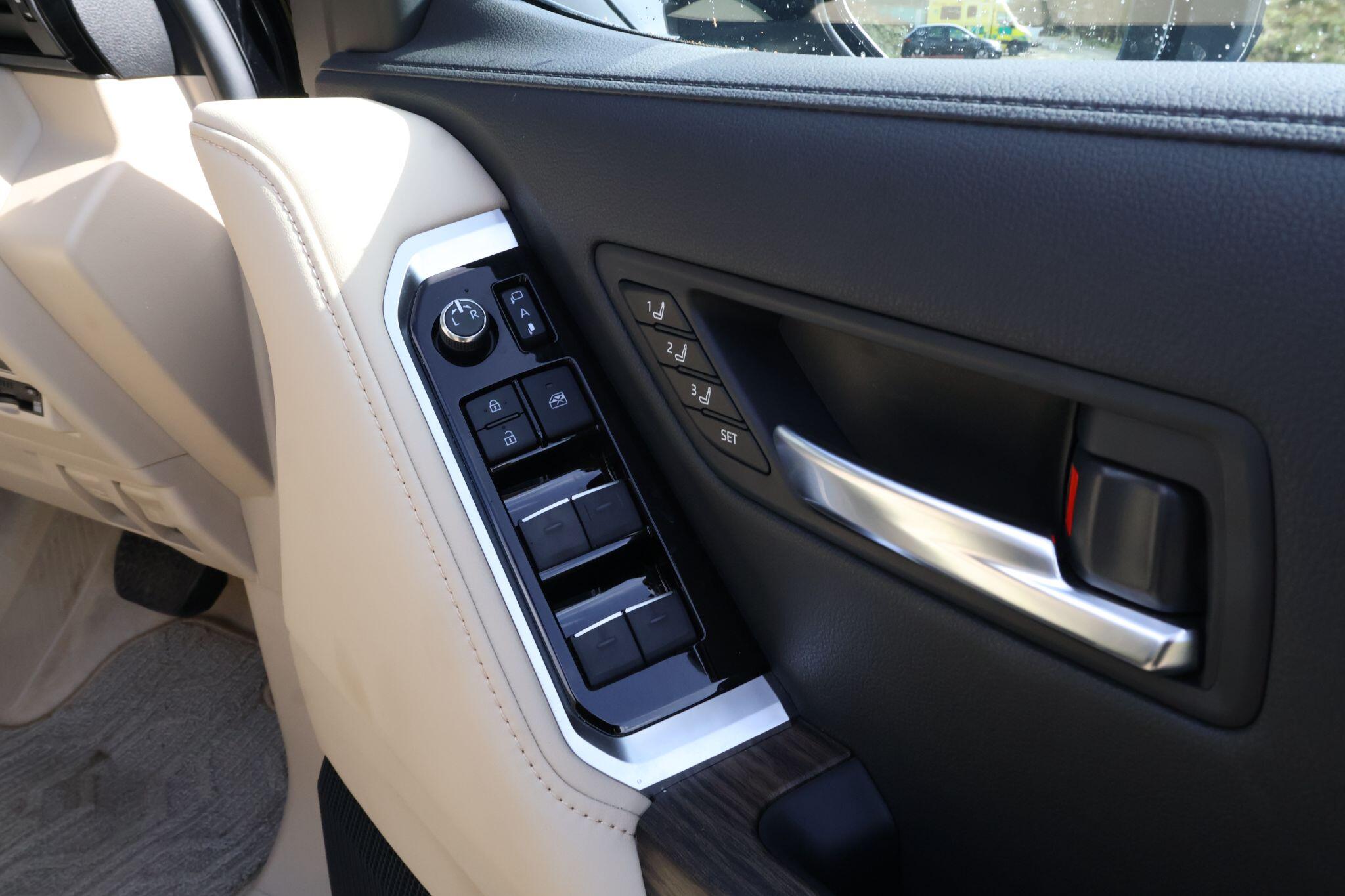 Toyota Land Cruiser view 31