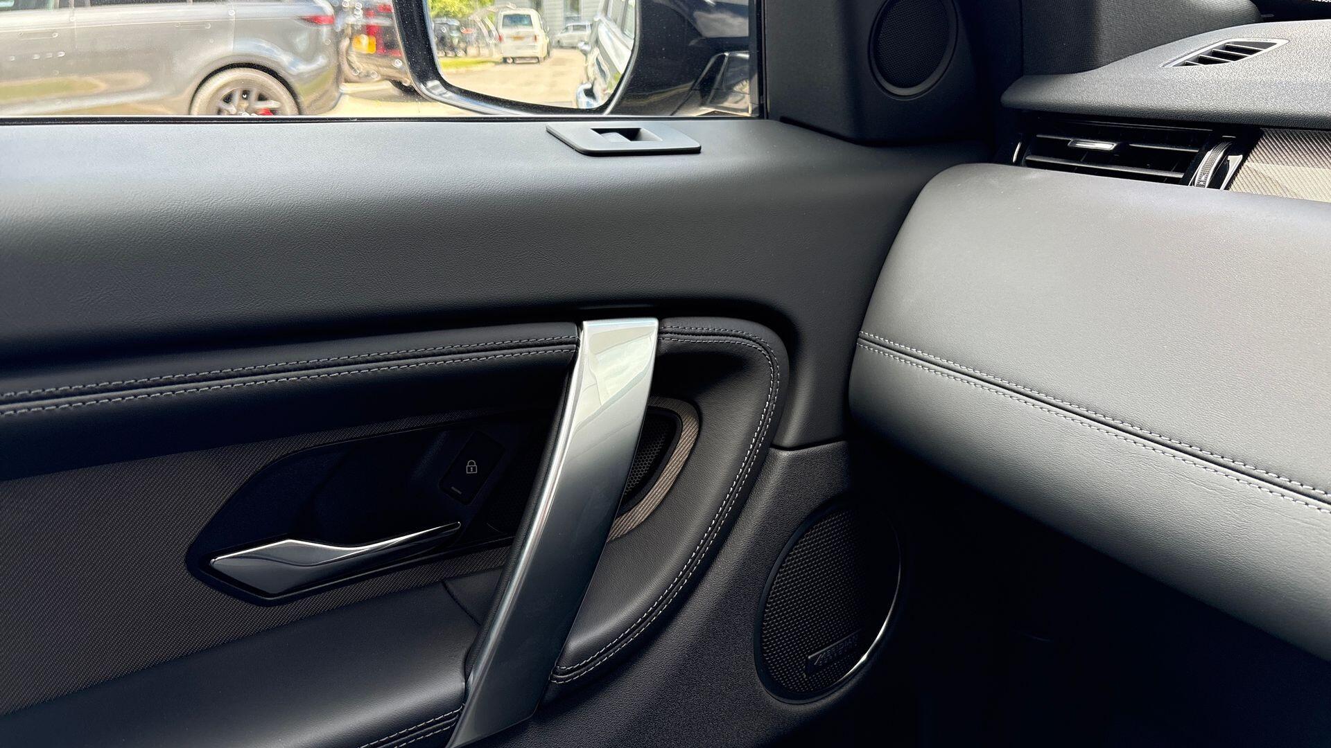 Land Rover Discovery Sport view 41