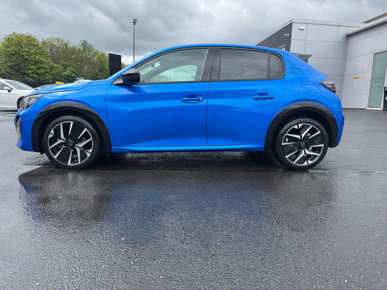 Peugeot 208 view 2