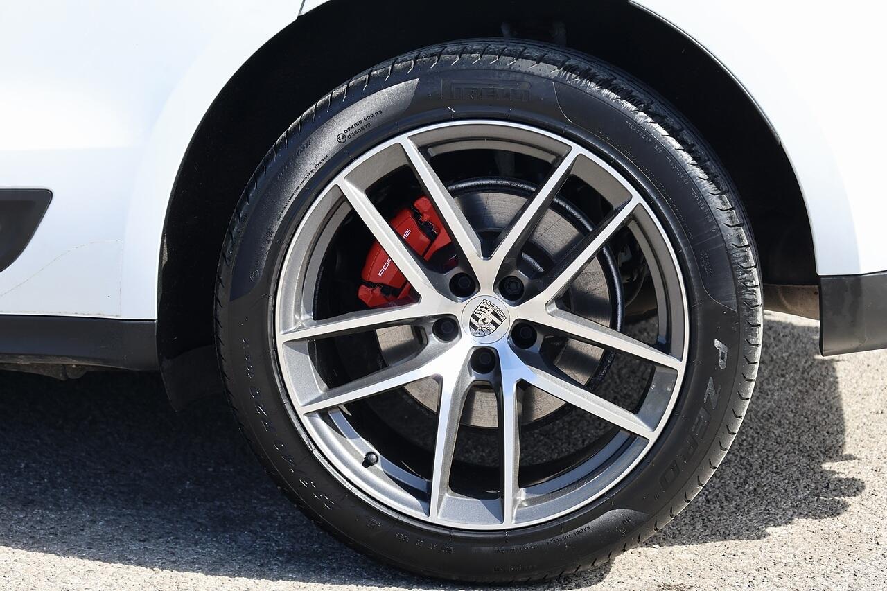 Porsche Macan view 44