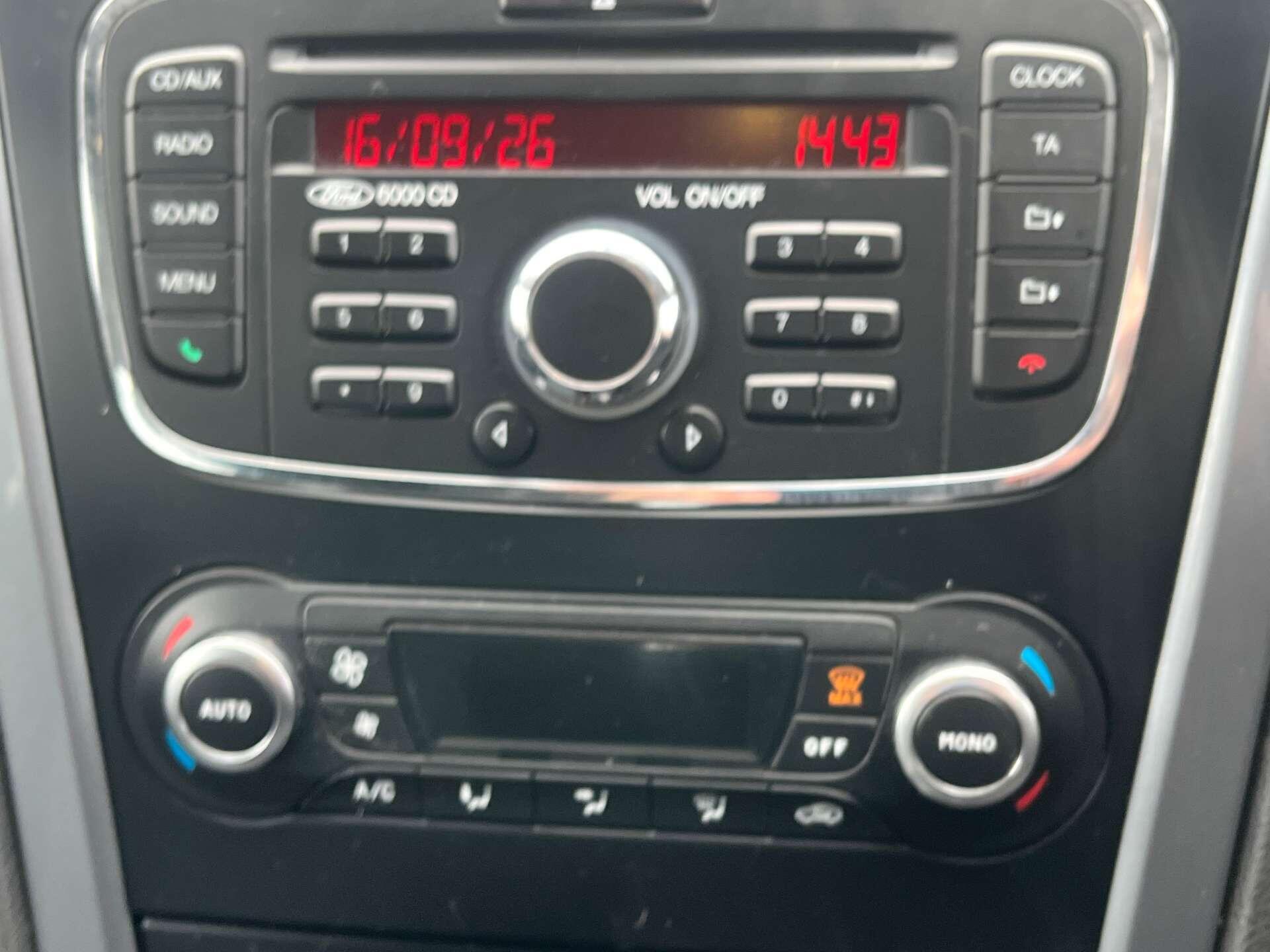Ford Mondeo view 12
