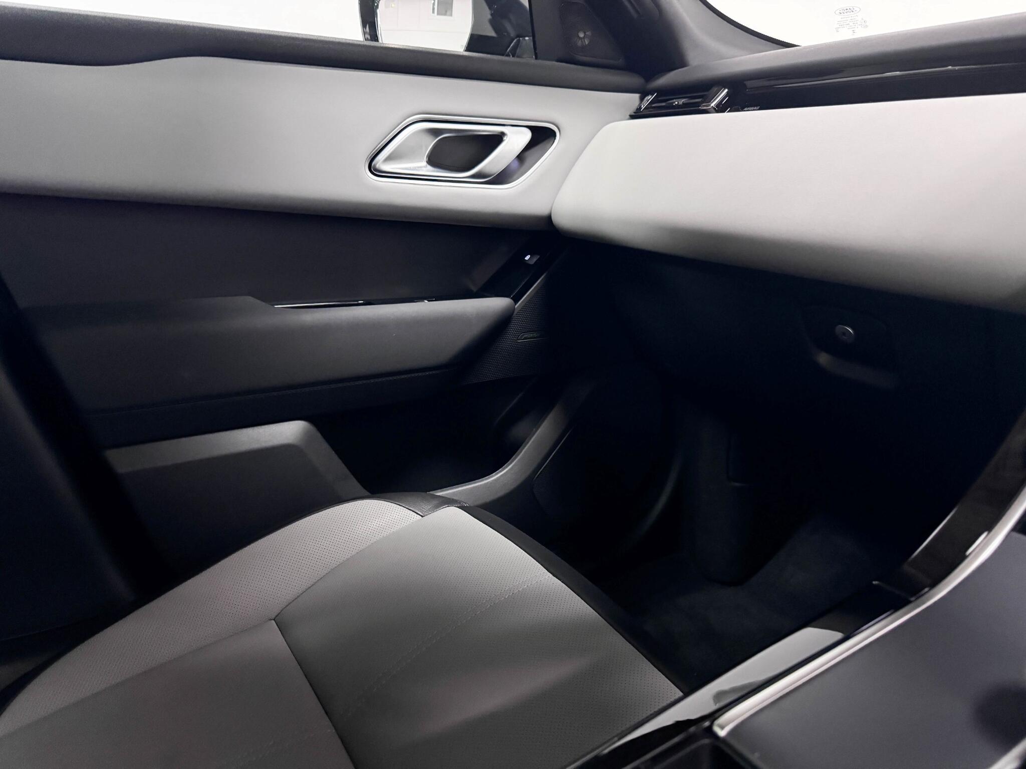 Land Rover Range Rover Velar view 34