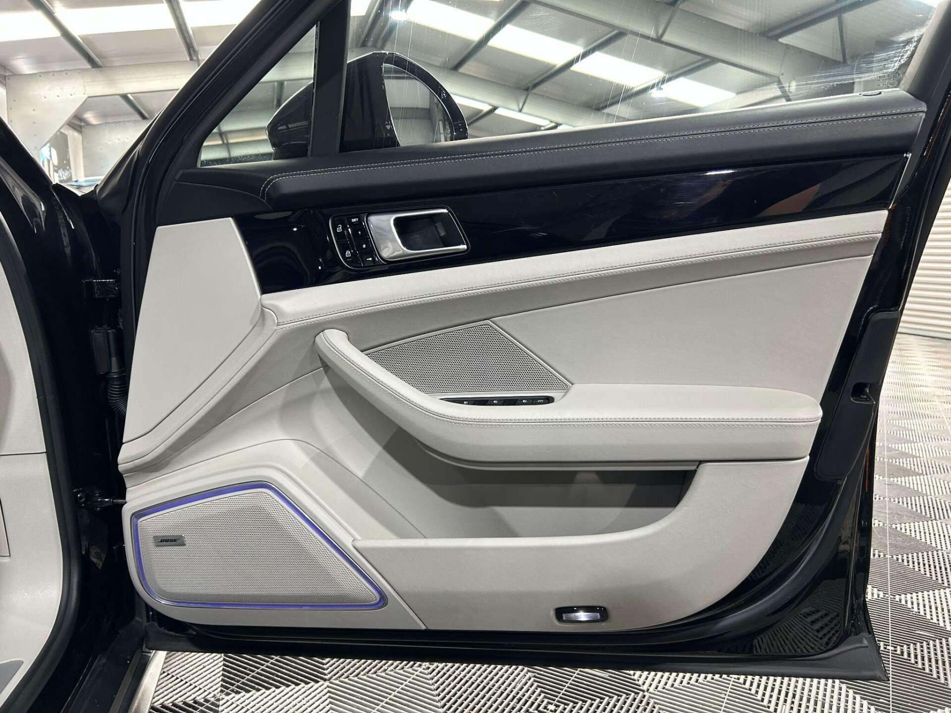 Porsche Panamera view 39