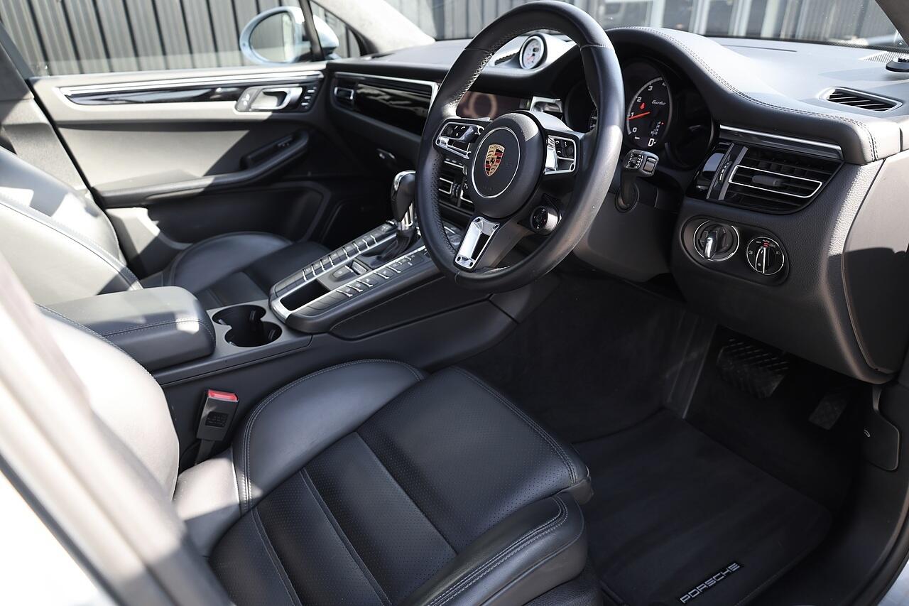 Porsche Macan view 7