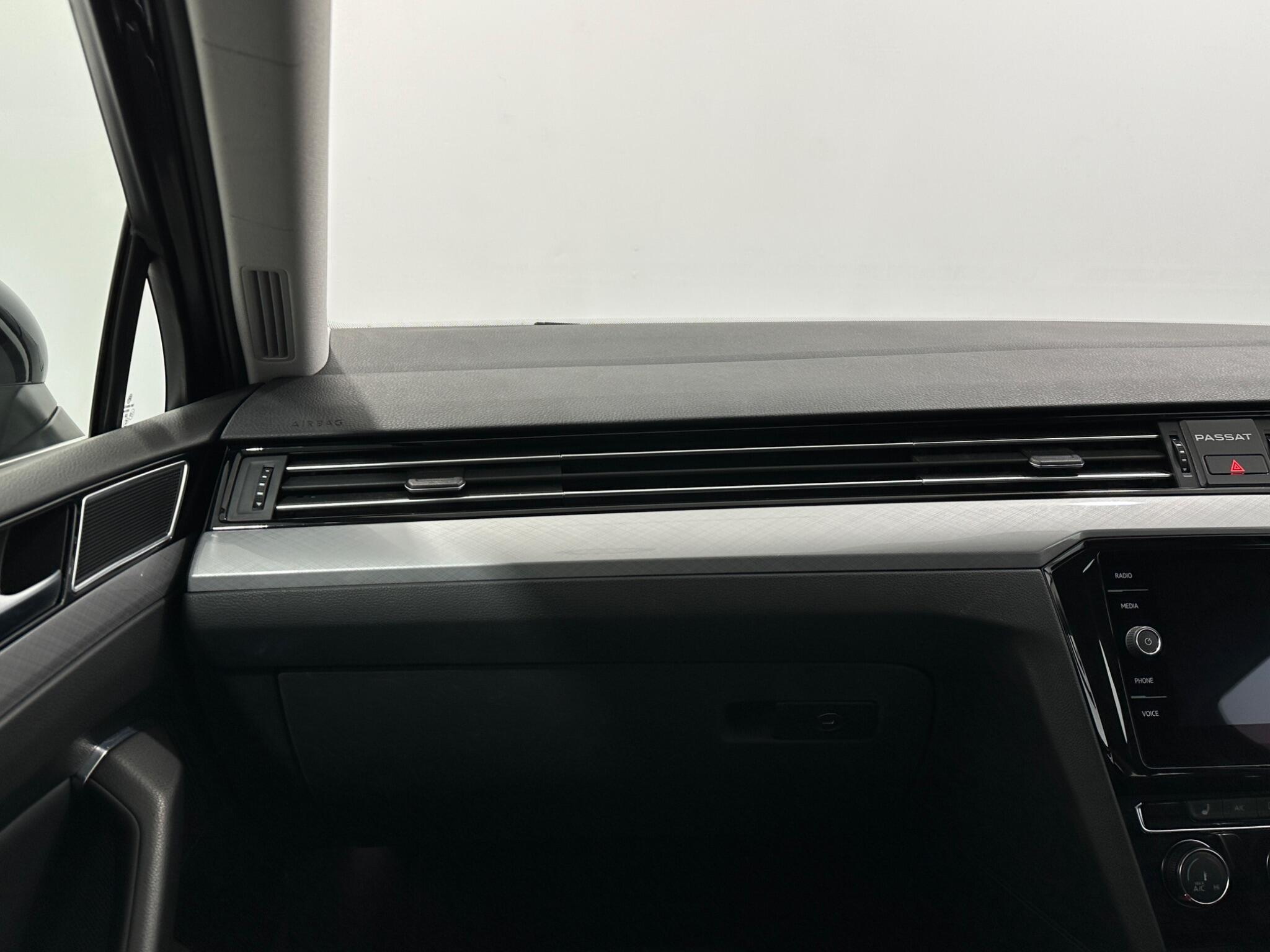 Volkswagen Passat view 29