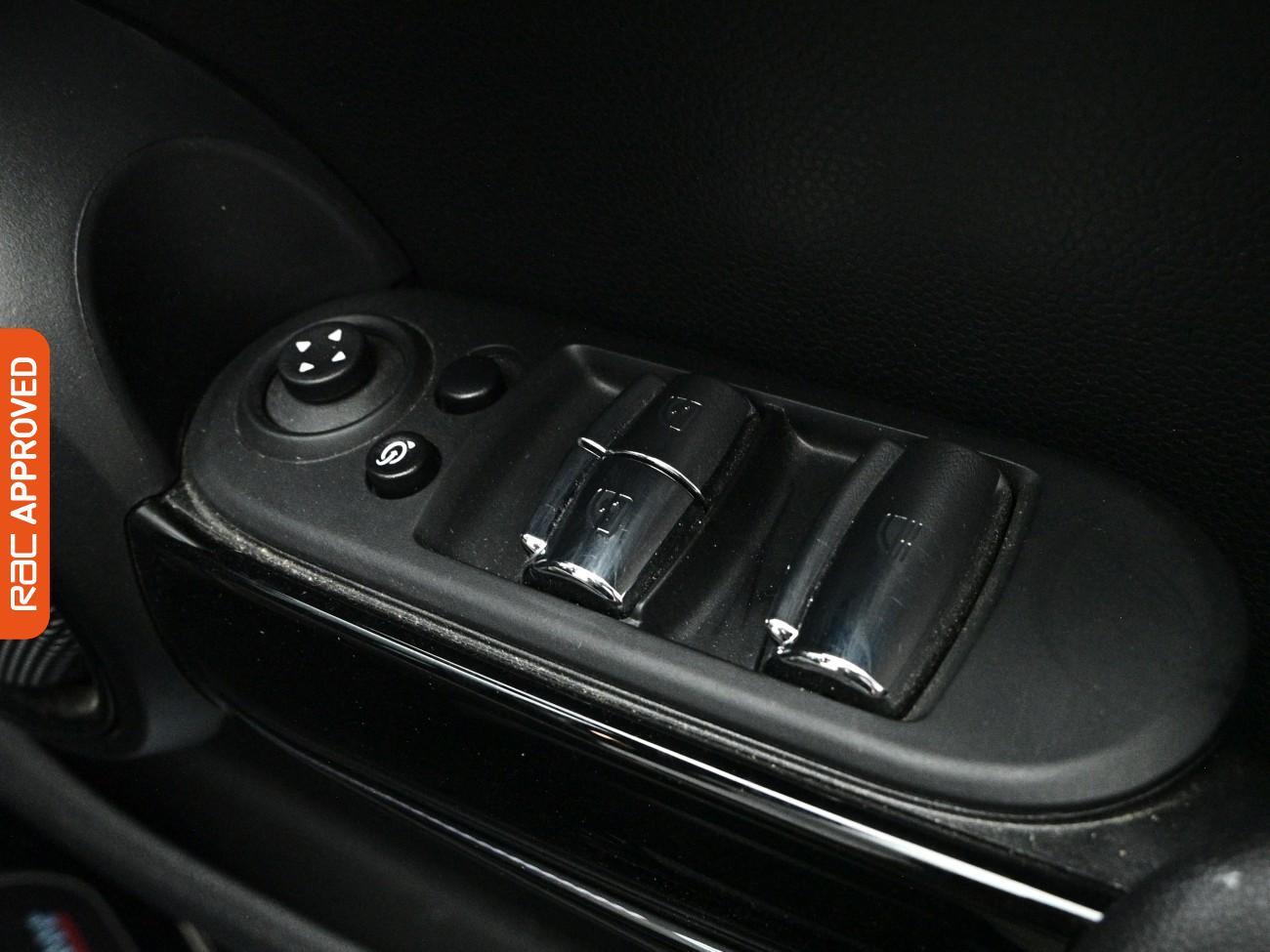Mini Convertible view 26