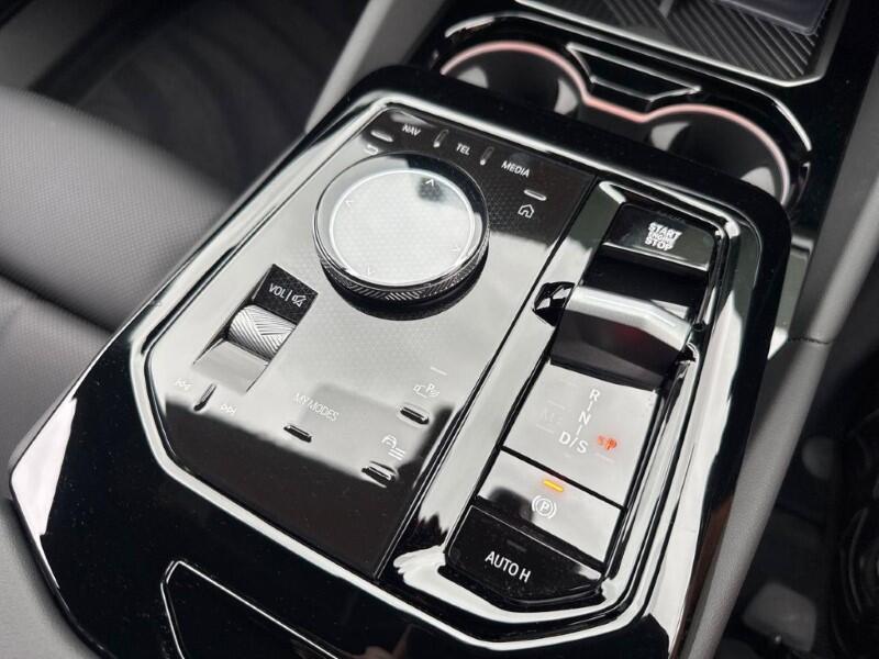 BMW 5 Series view 10