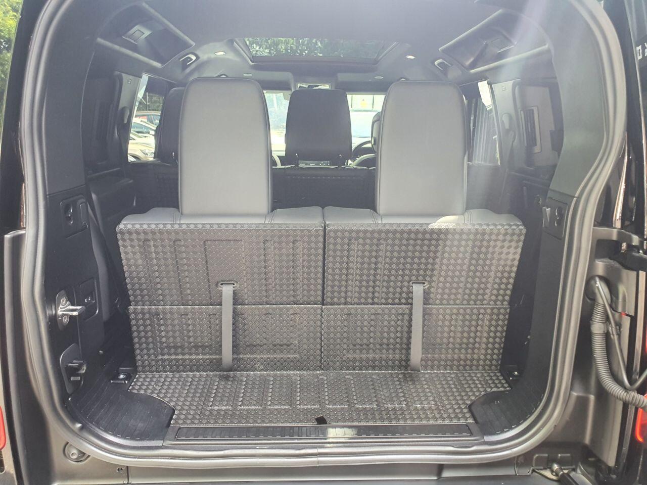 Land Rover Defender 110 view 33