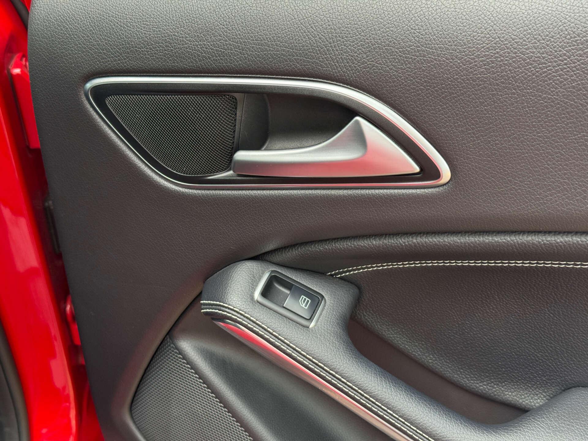 Mercedes-Benz GLA view 25