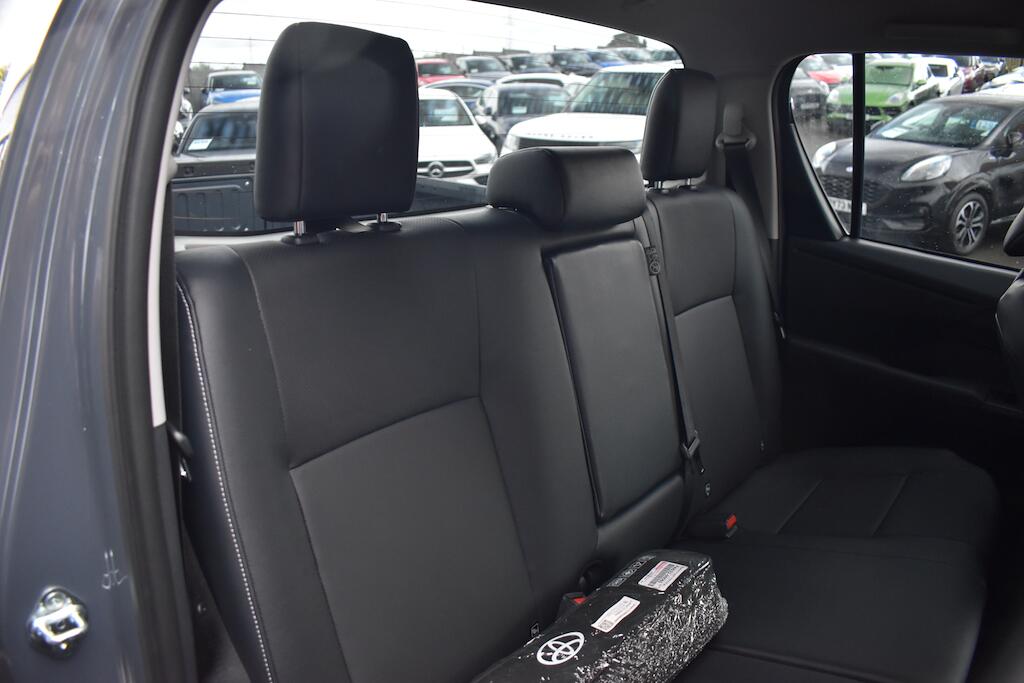 Toyota Hilux view 32