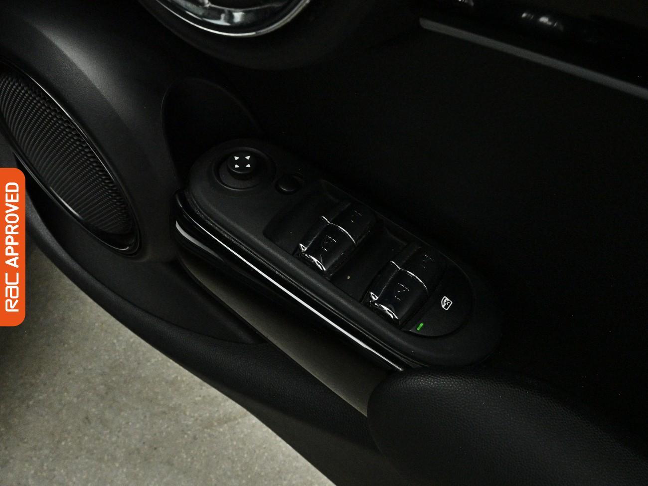 Mini Hatch view 26
