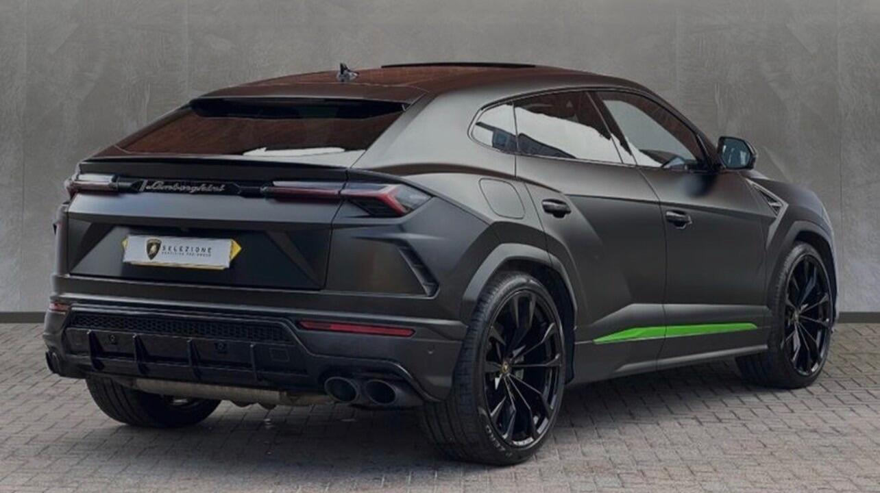 Lamborghini Urus view 4