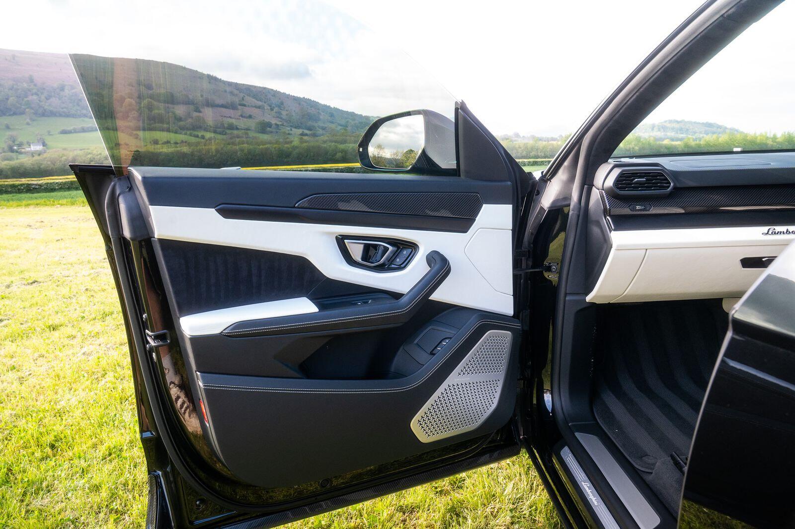 Lamborghini Urus view 36