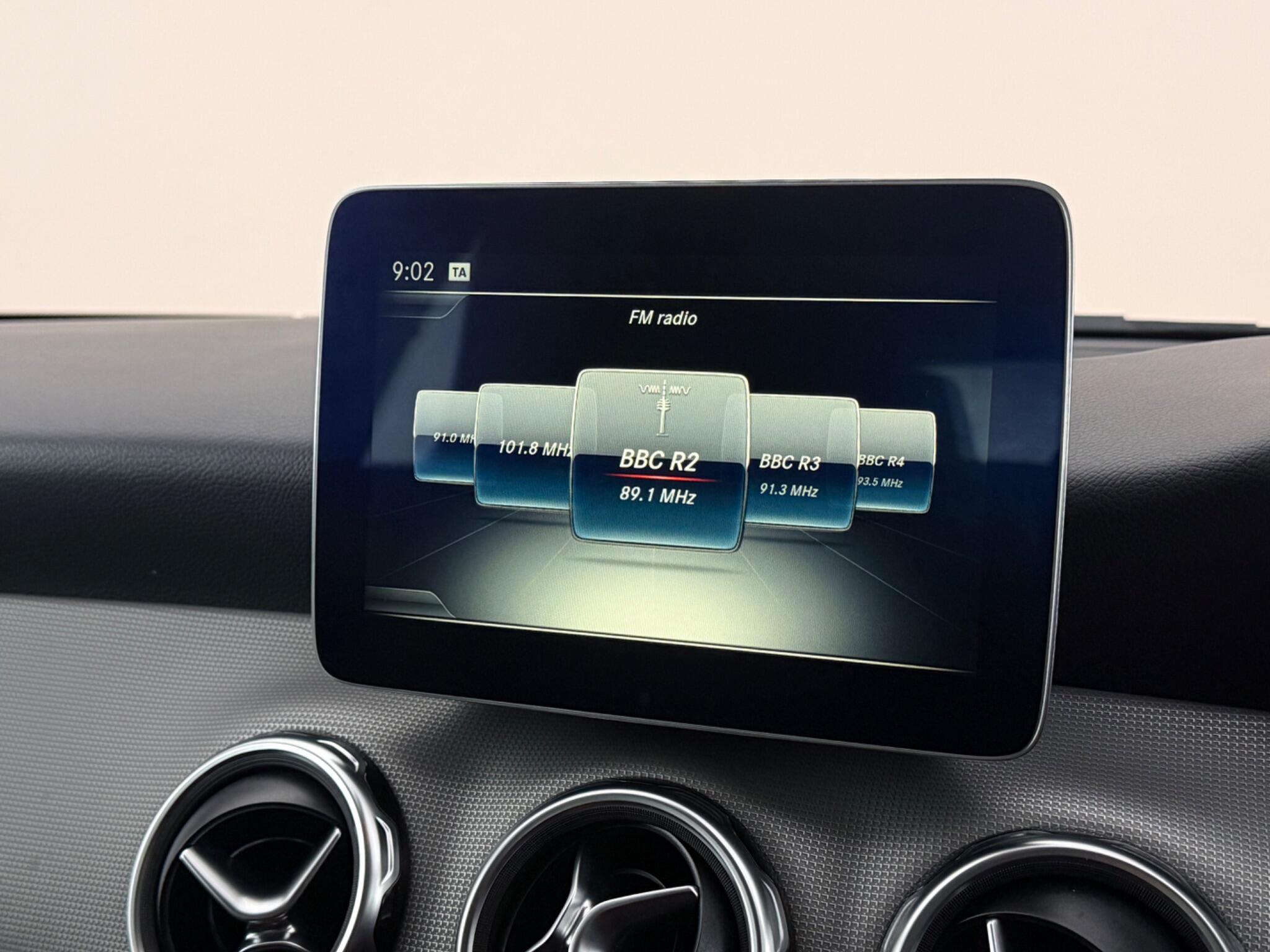 Mercedes-Benz GLA view 22