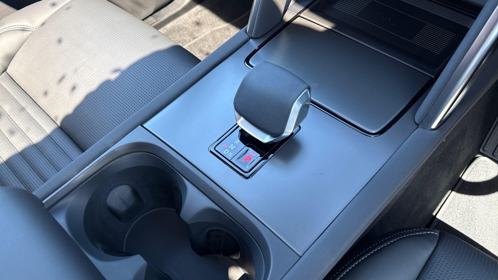 Land Rover Discovery Sport view 14