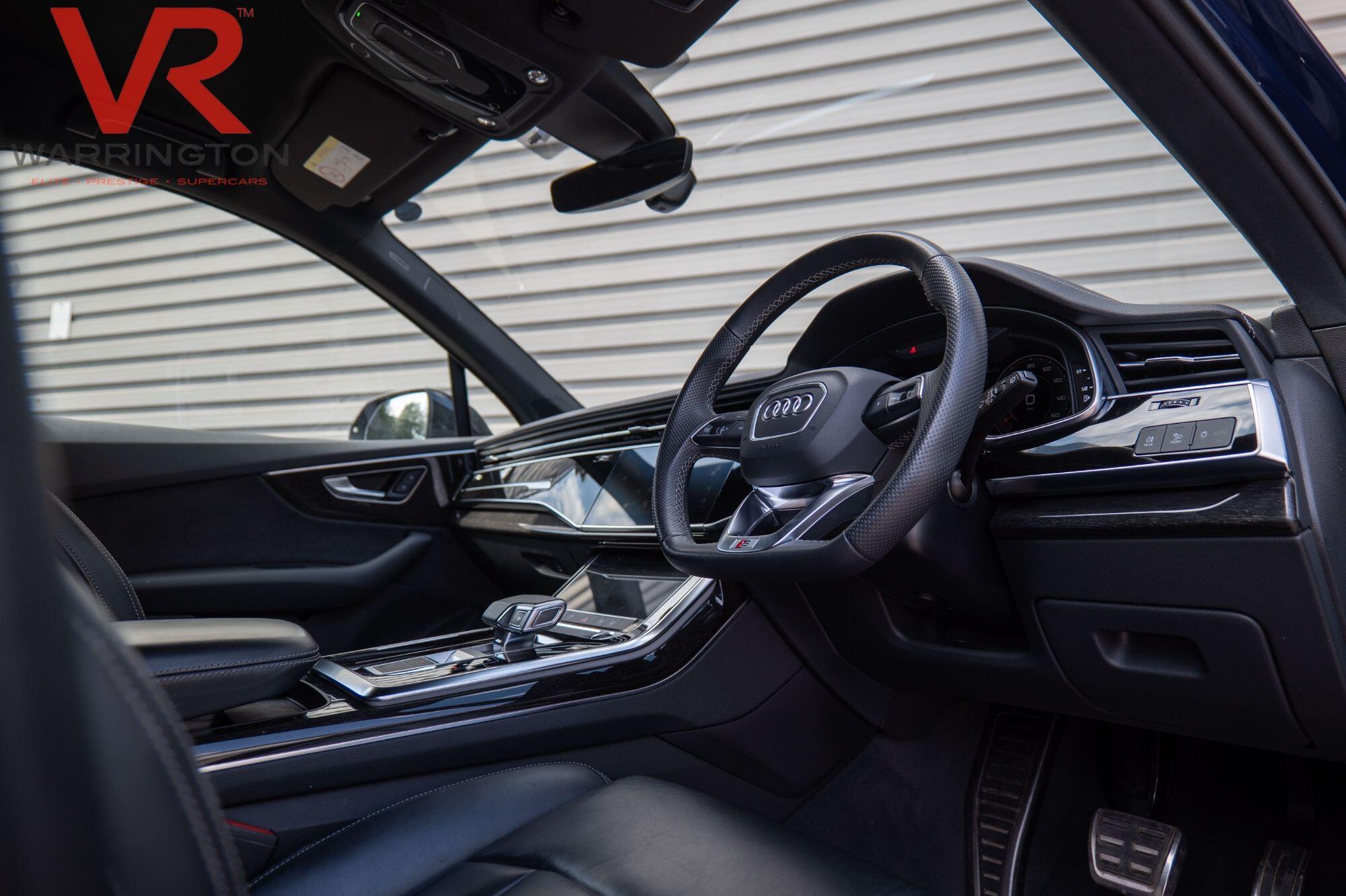 Audi Q7 view 8
