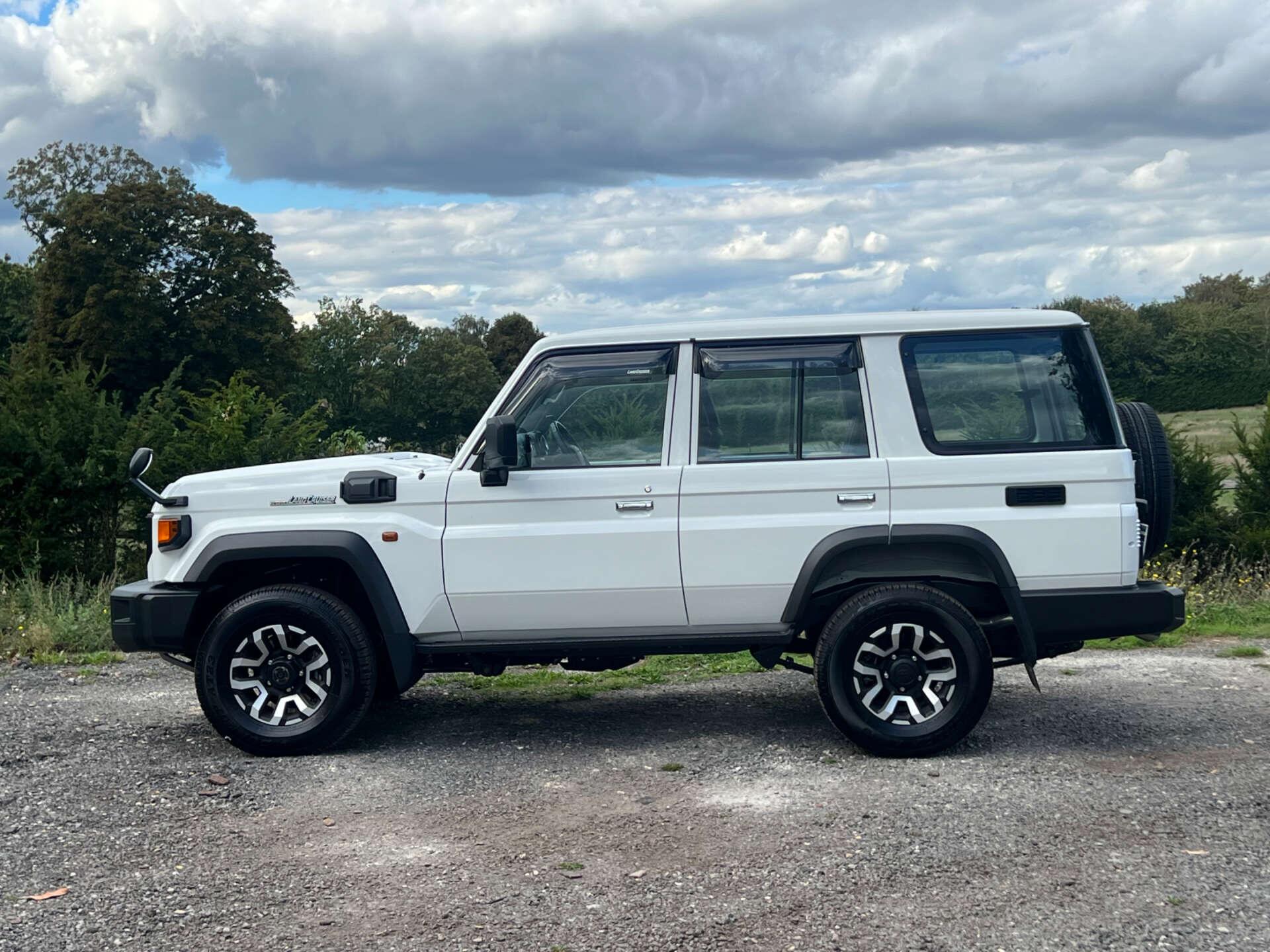 Toyota Land Cruiser view 10