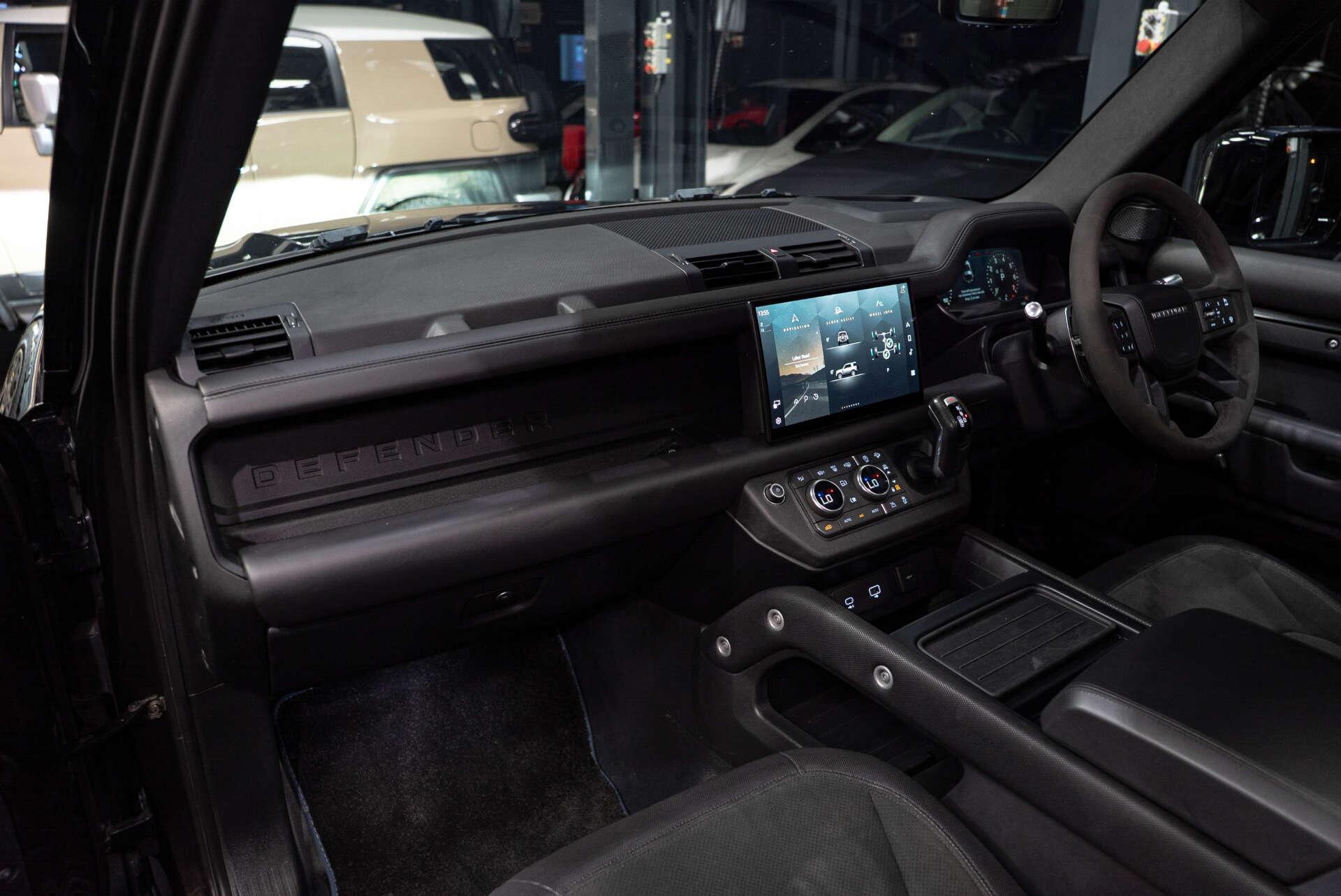 Land Rover Defender 90 view 4