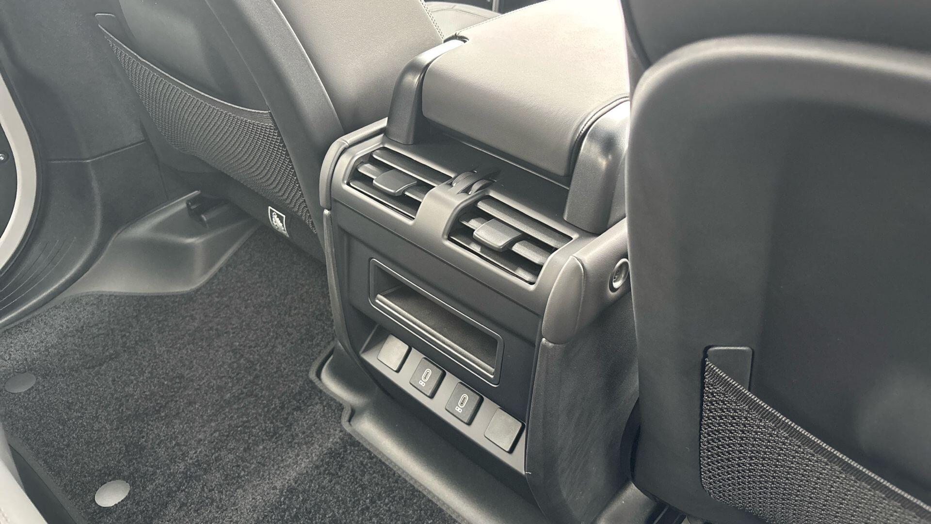 Land Rover Defender view 43