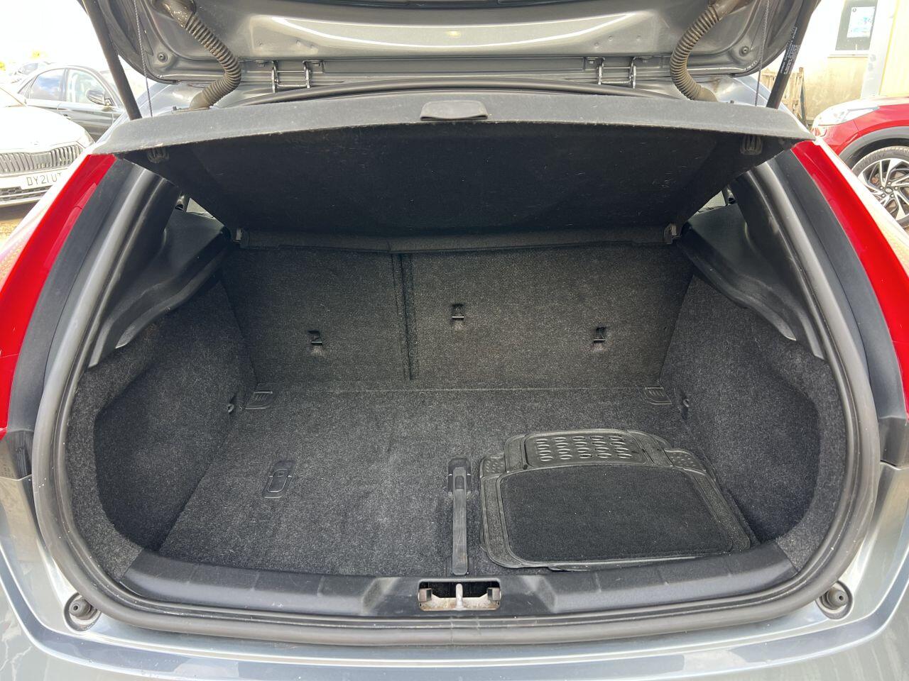Volvo V40 view 9