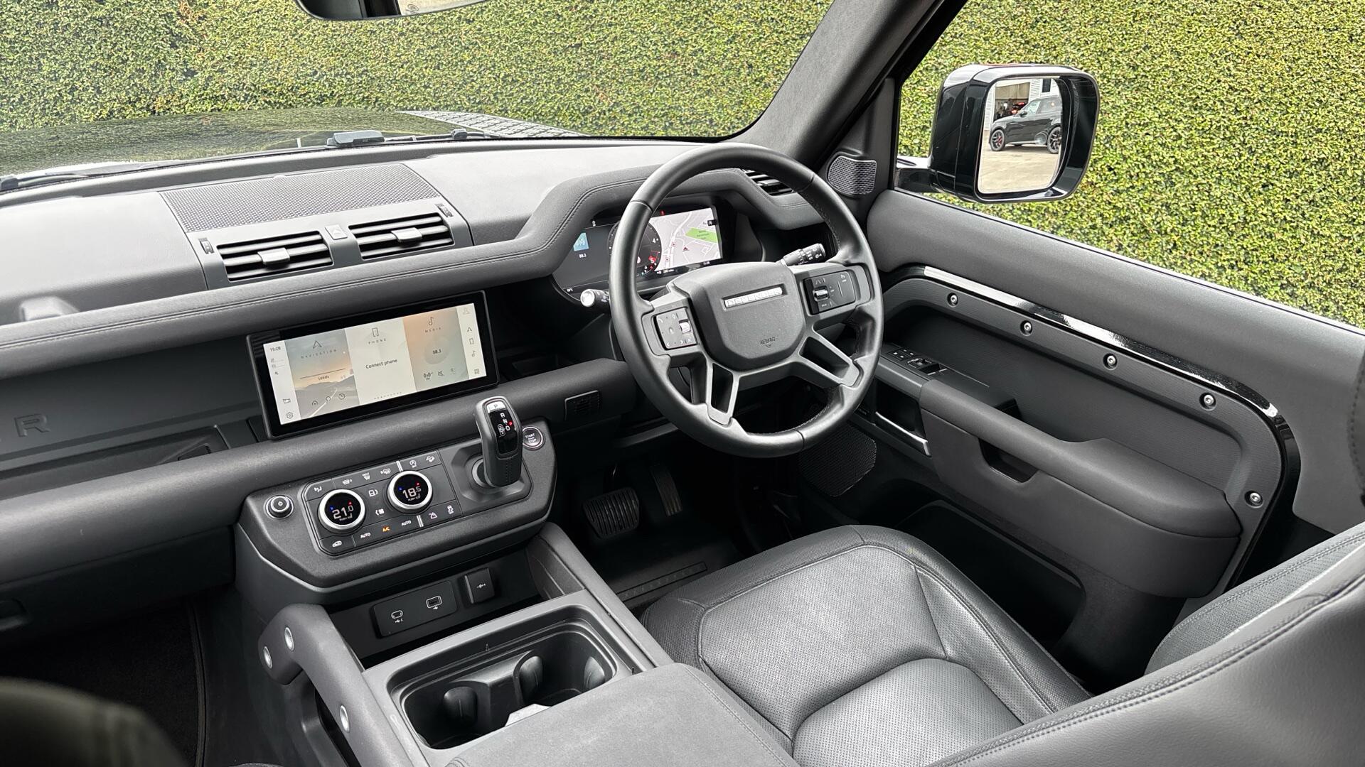Land Rover Defender view 38