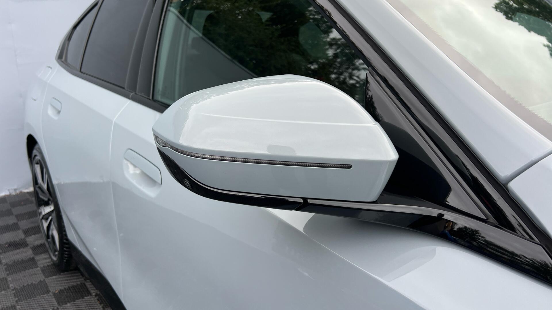 BMW 5 Series view 26