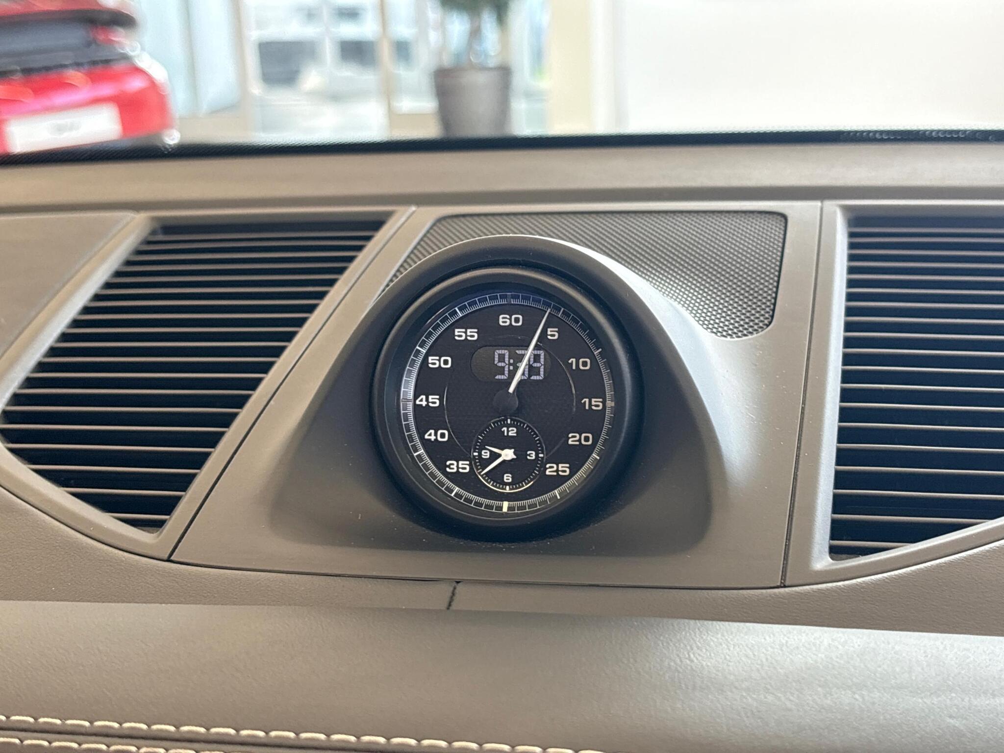 Porsche Macan view 18