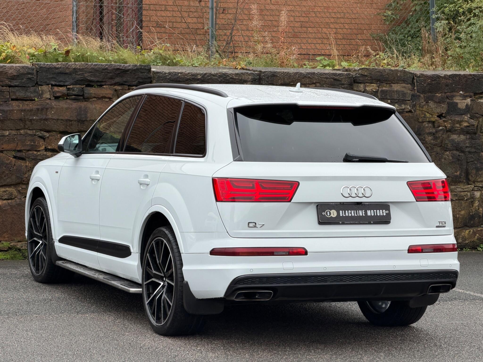 Audi Q7 view 5