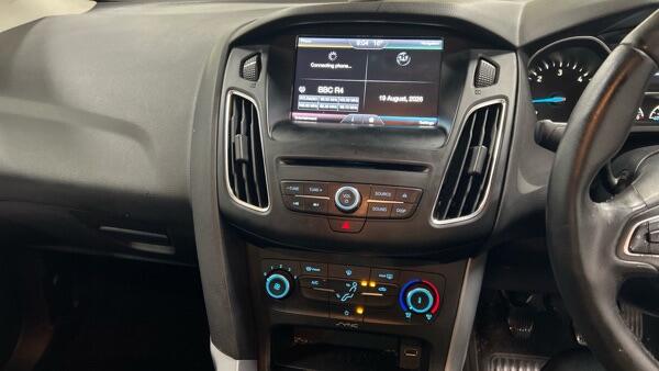 Ford Focus view 12