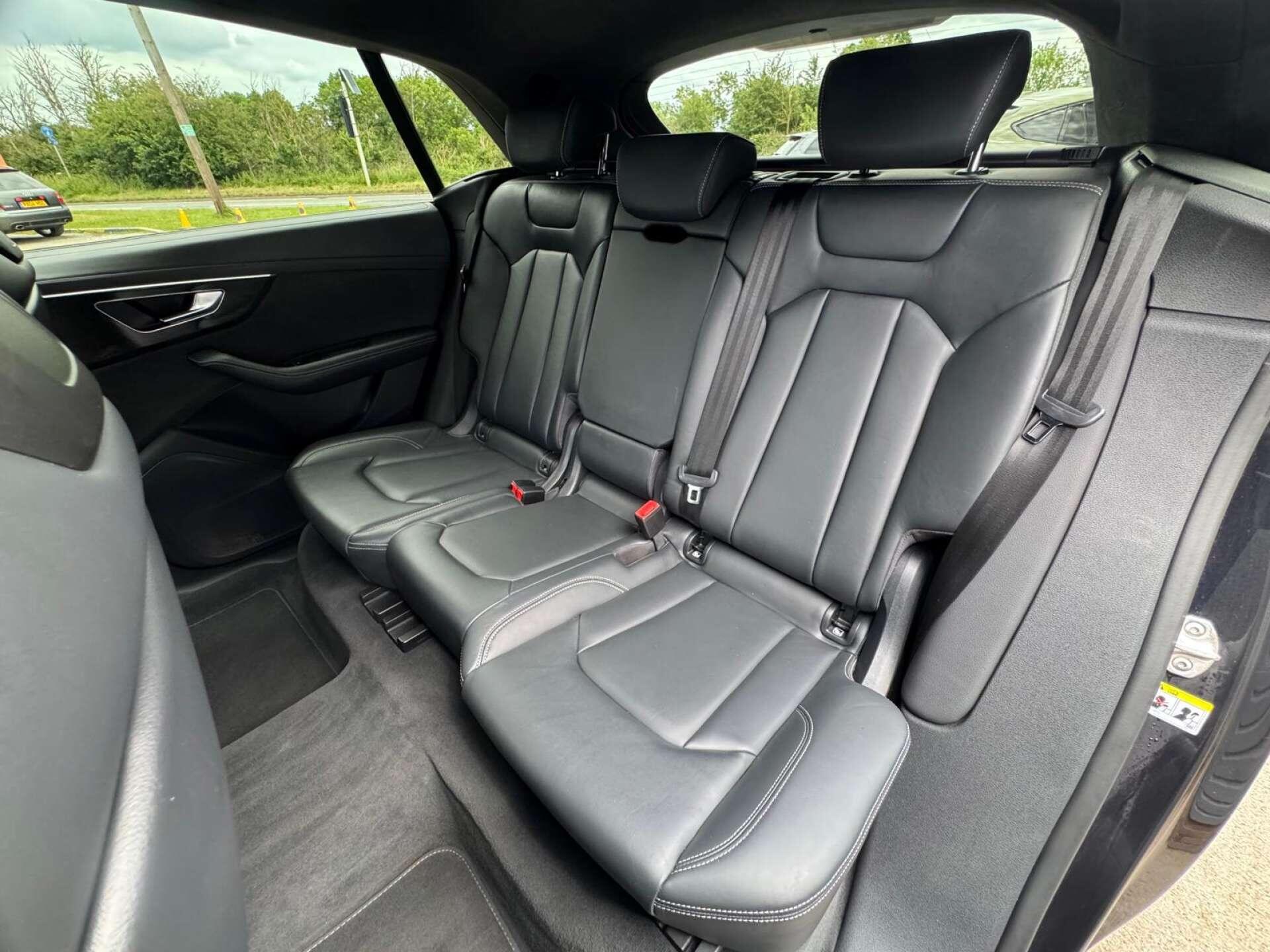 Audi Q8 view 28
