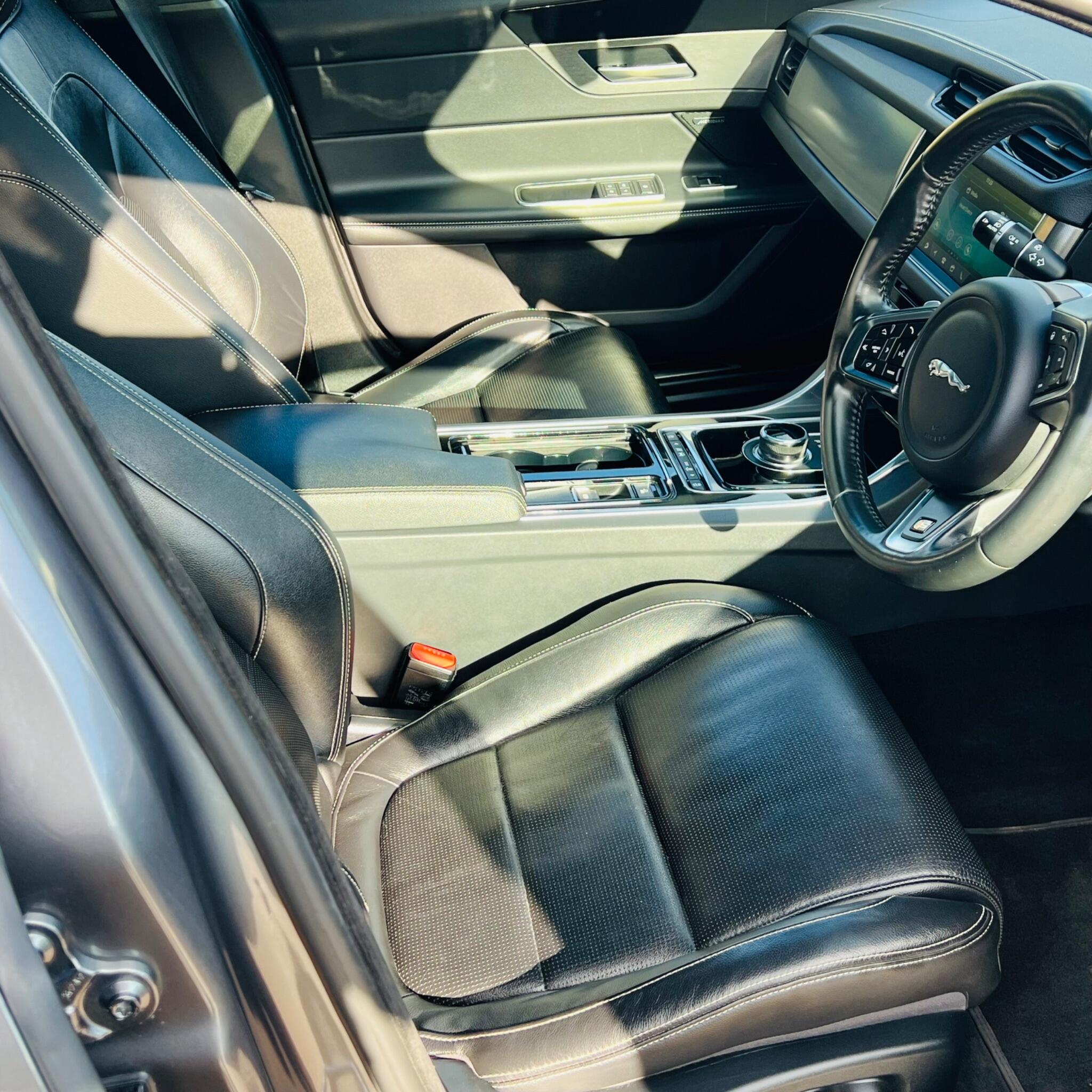 Jaguar XF view 38