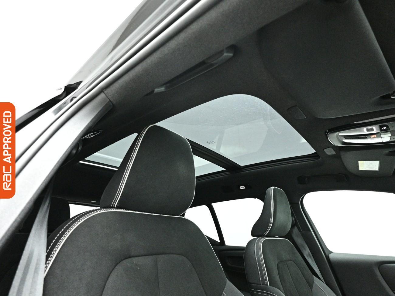 Volvo XC40 view 3
