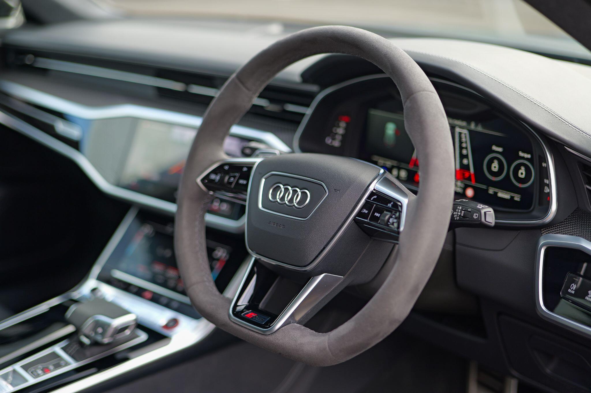 Audi RS6 Avant view 13