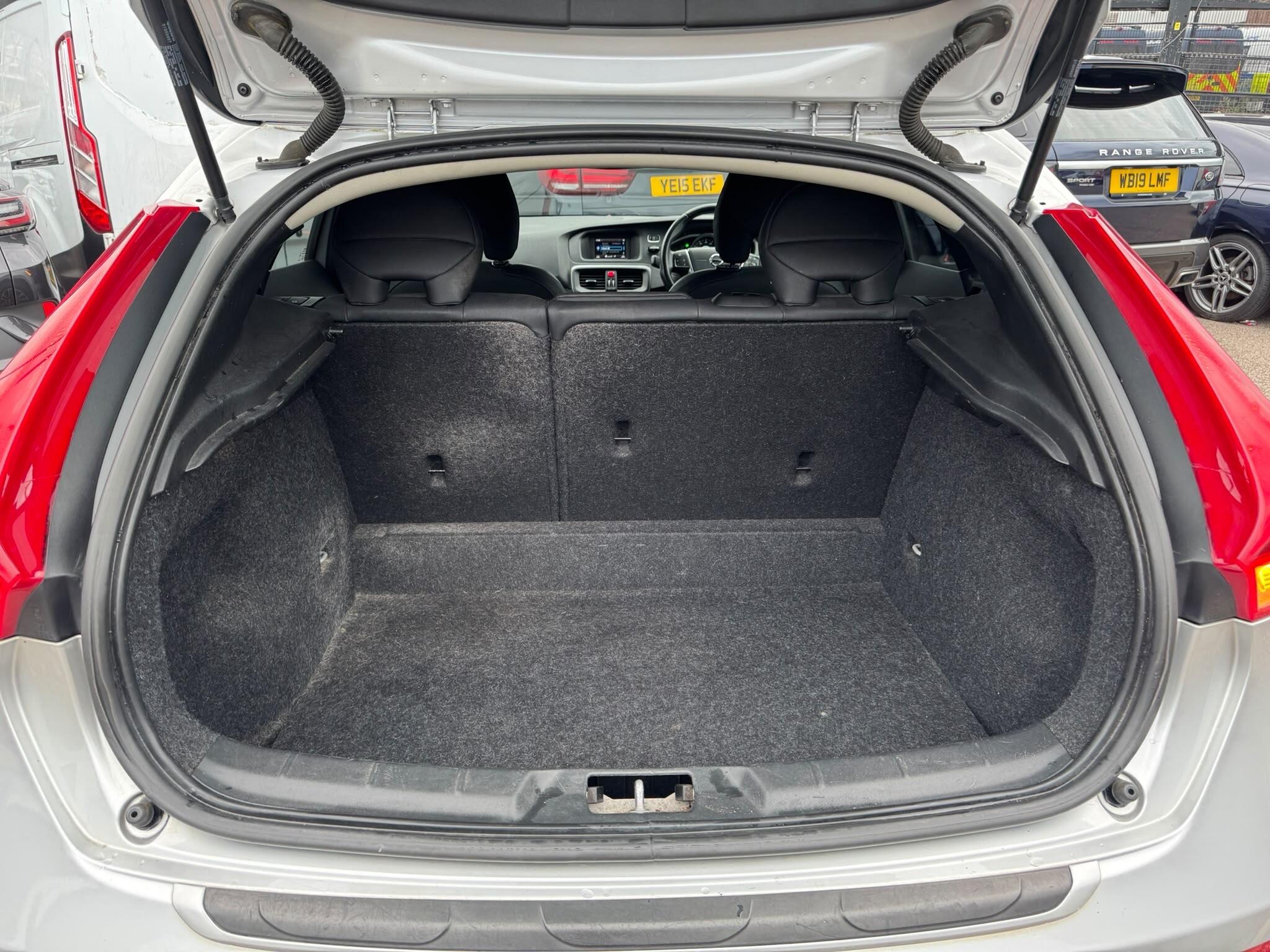 Volvo V40 Cross Country view 42
