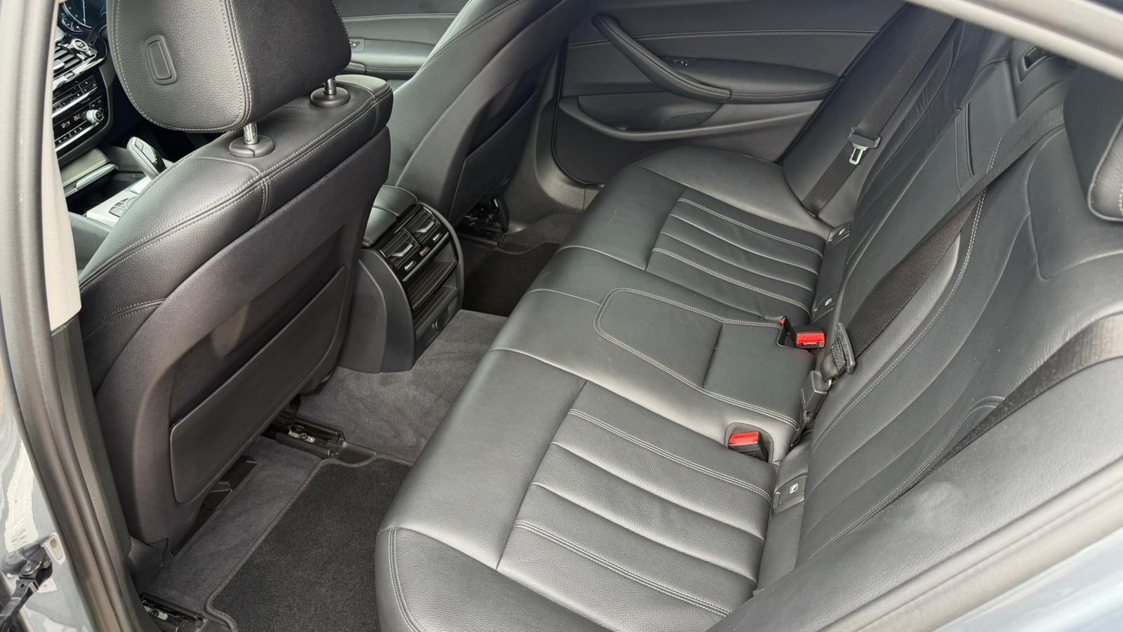 BMW 5 Series view 10
