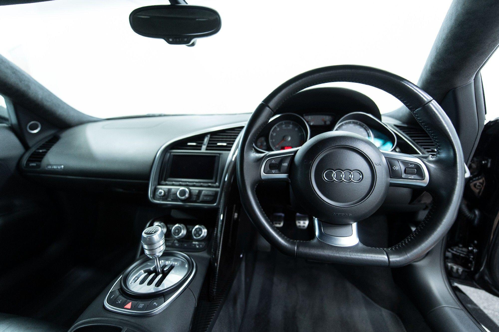 Audi R8 view 12