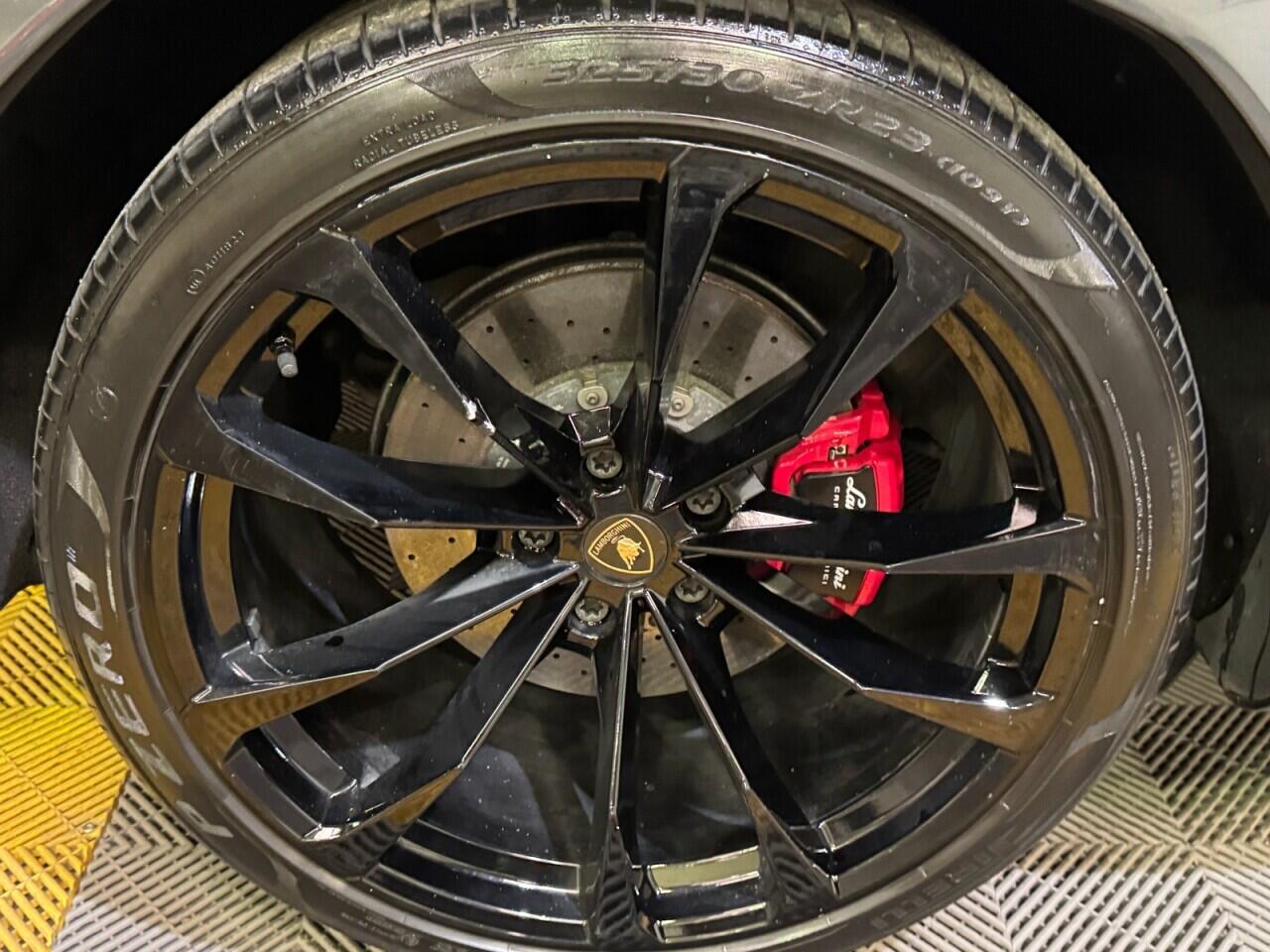 Lamborghini Urus view 30