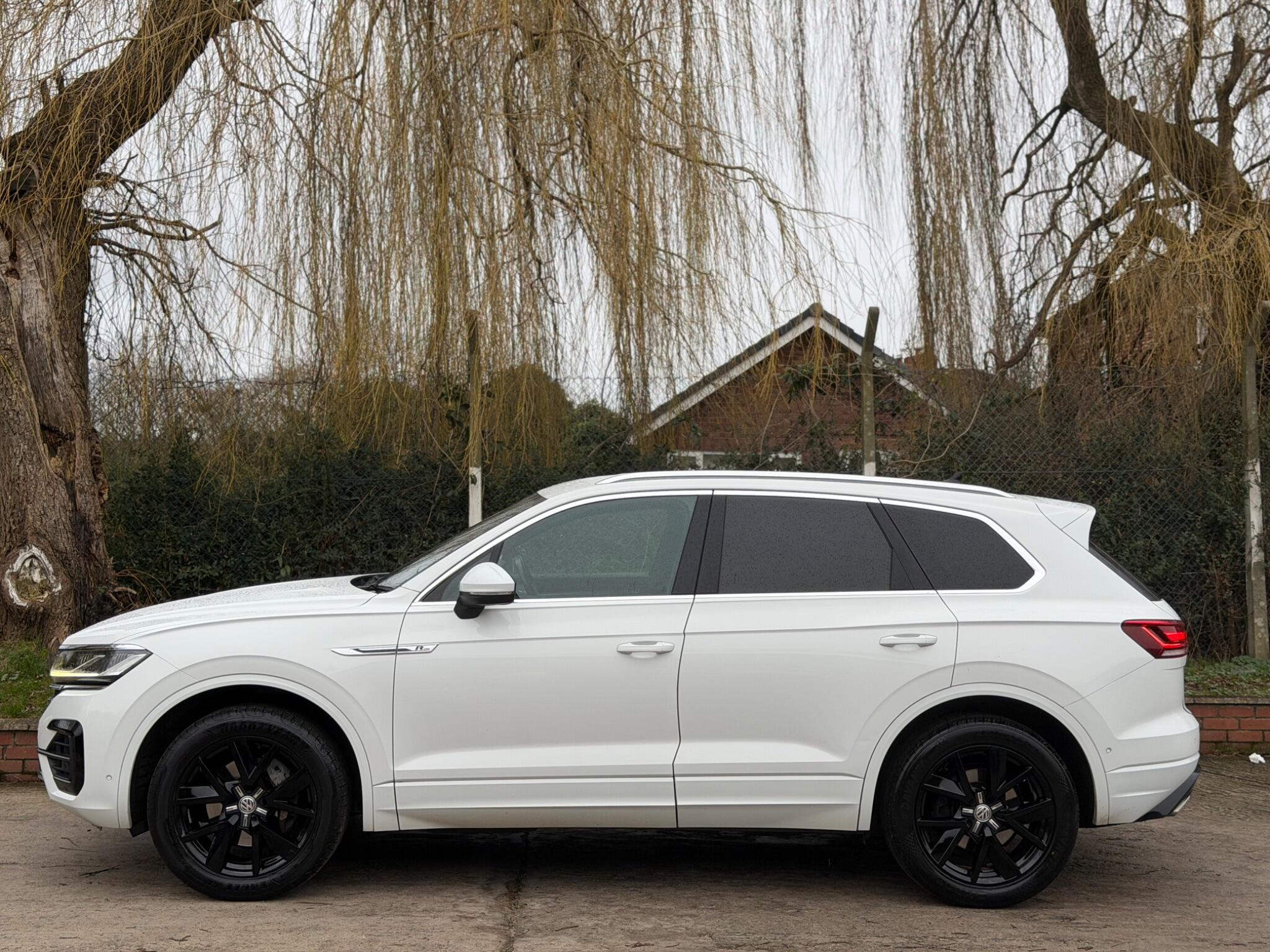 Volkswagen Touareg view 14